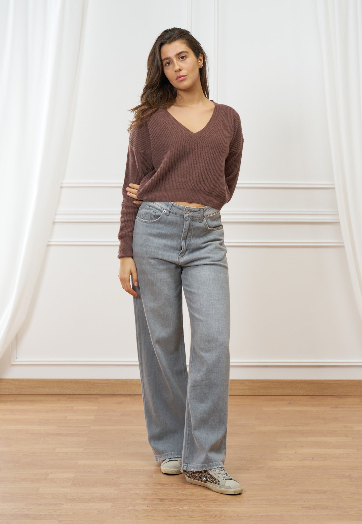 Maglia crop con scollo a v in lana