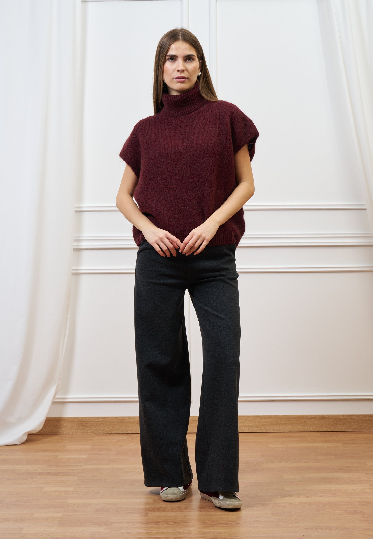 Maglia smanicata con collo alto