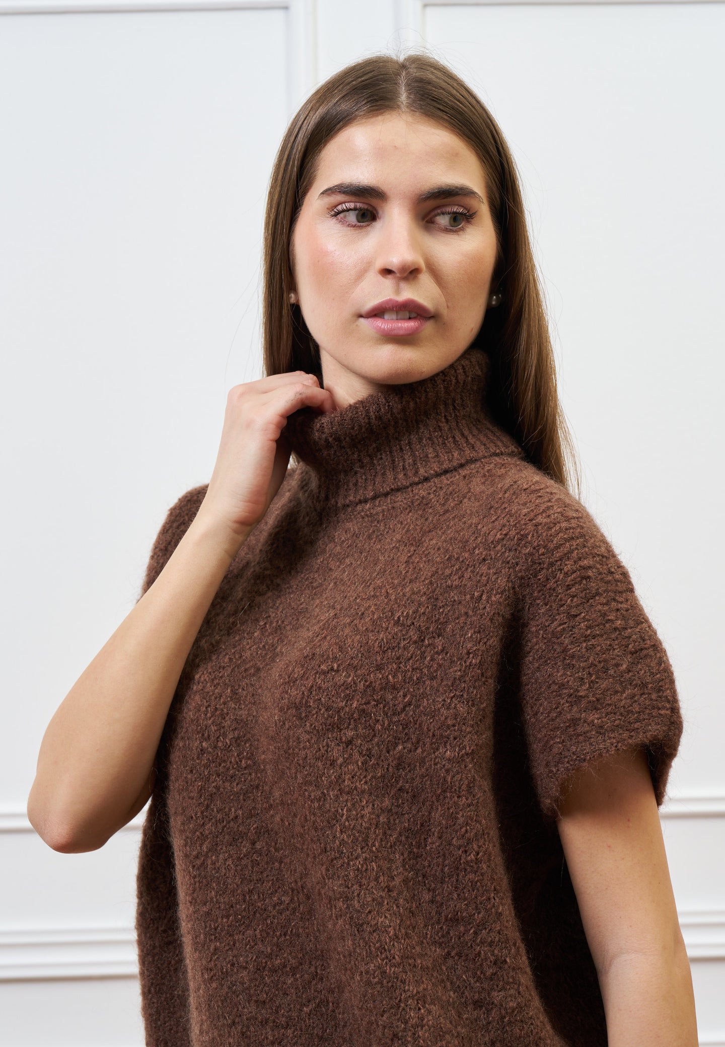 Maglia smanicata con collo alto