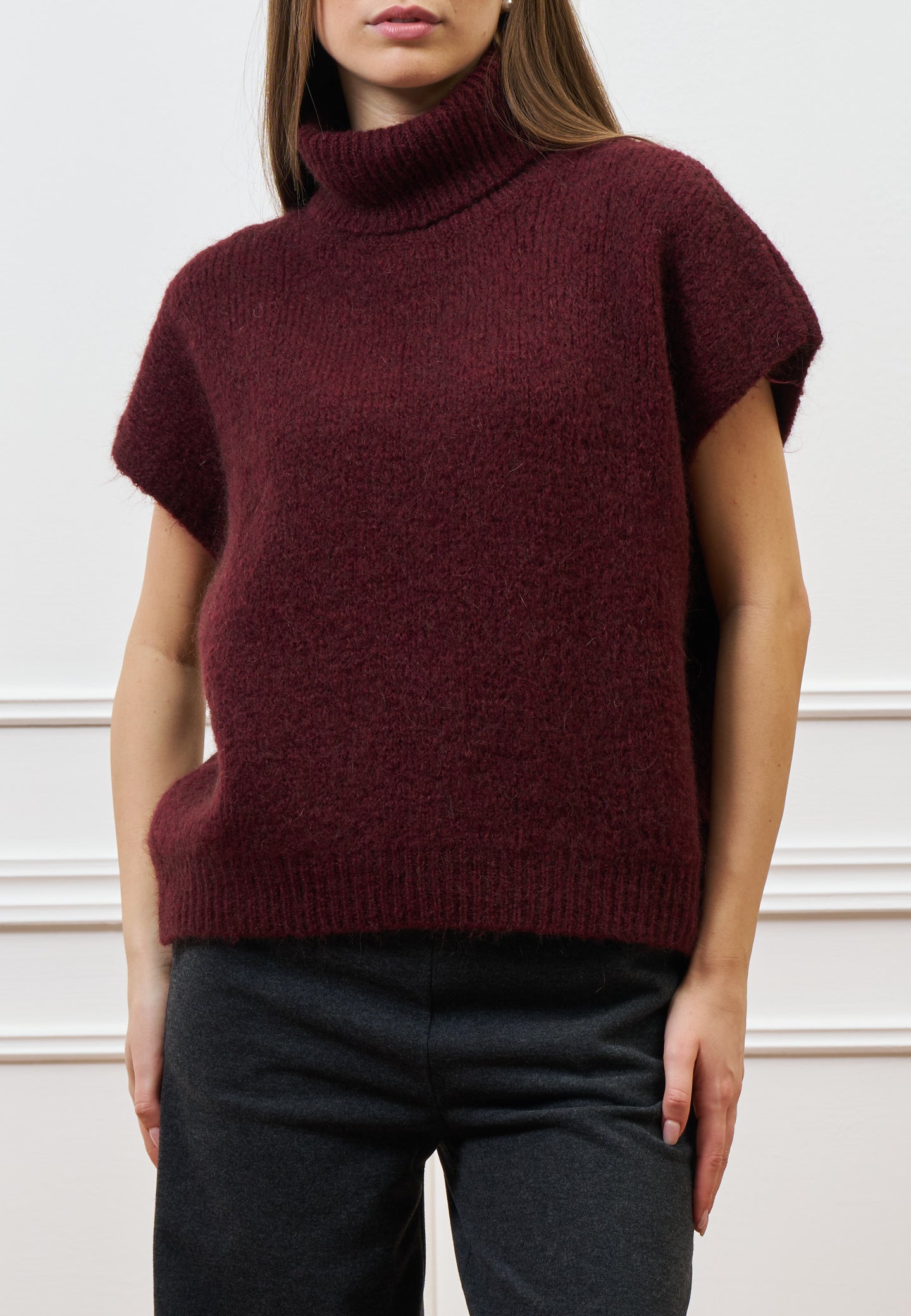 Maglia smanicata con collo alto