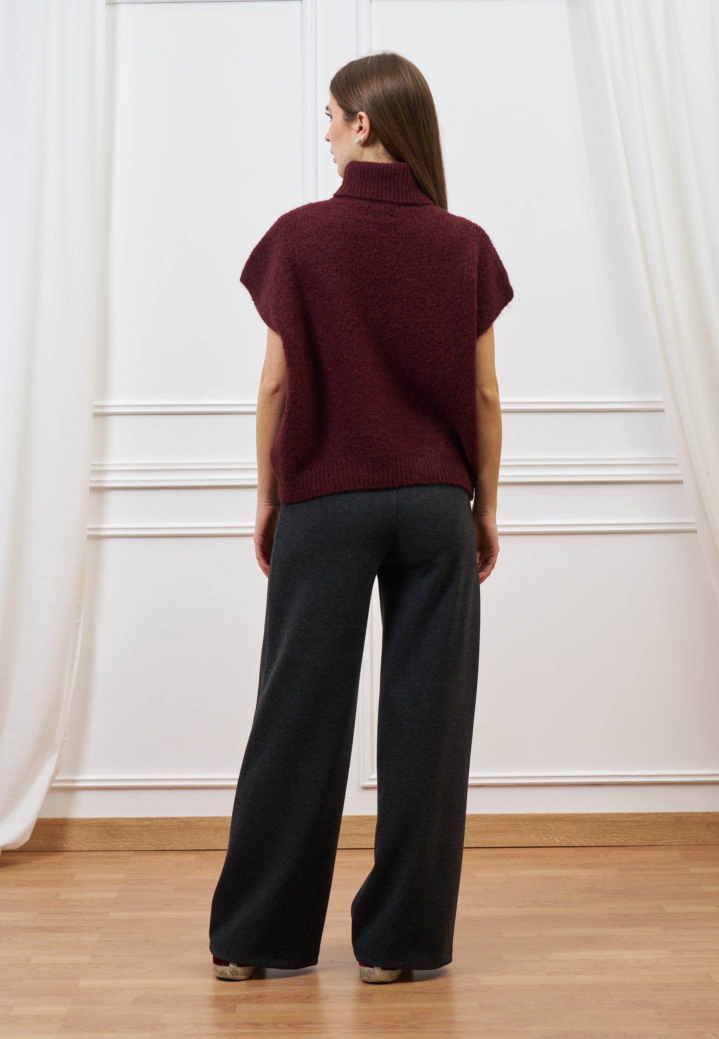 Maglia smanicata con collo alto