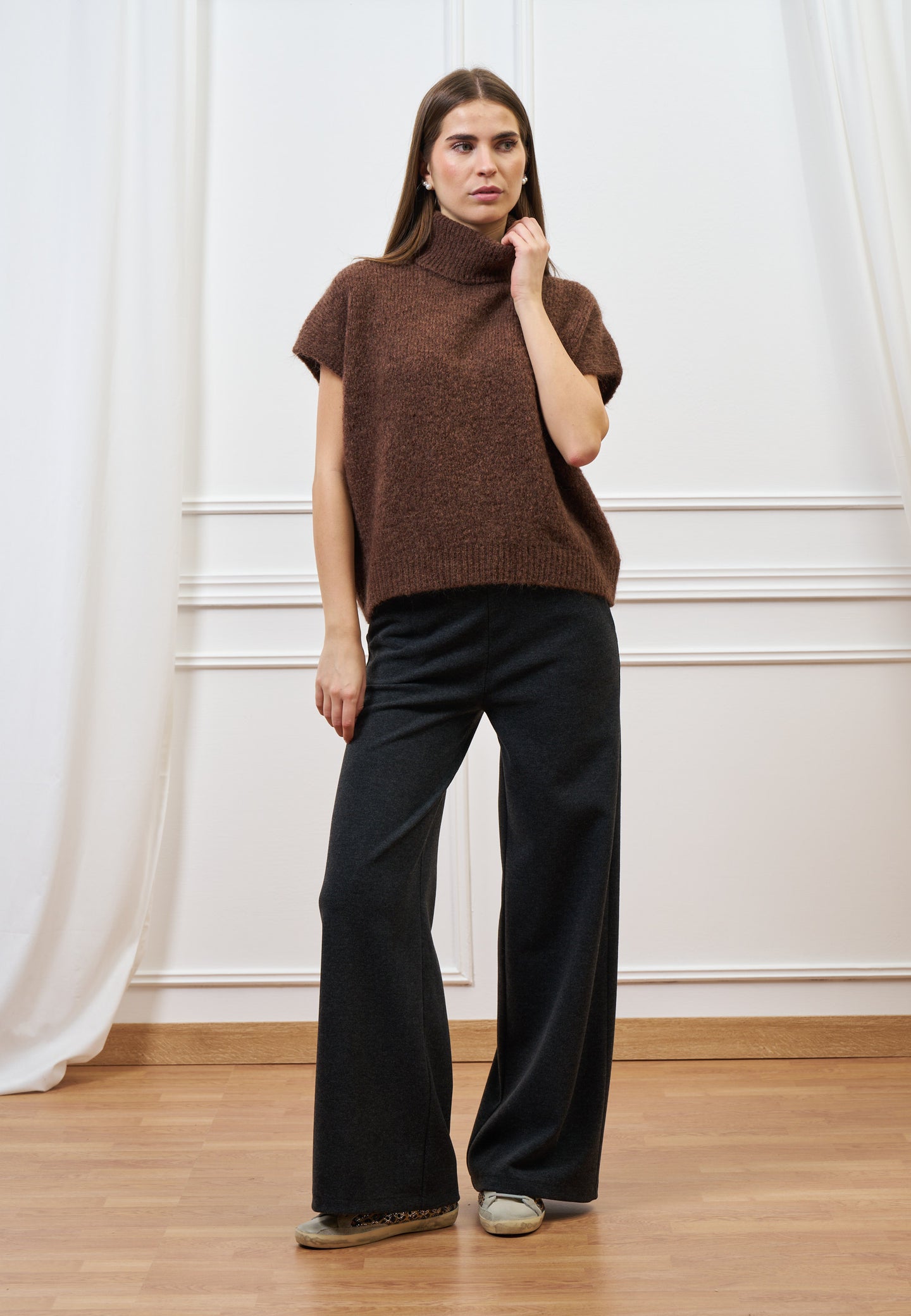 Maglia smanicata con collo alto