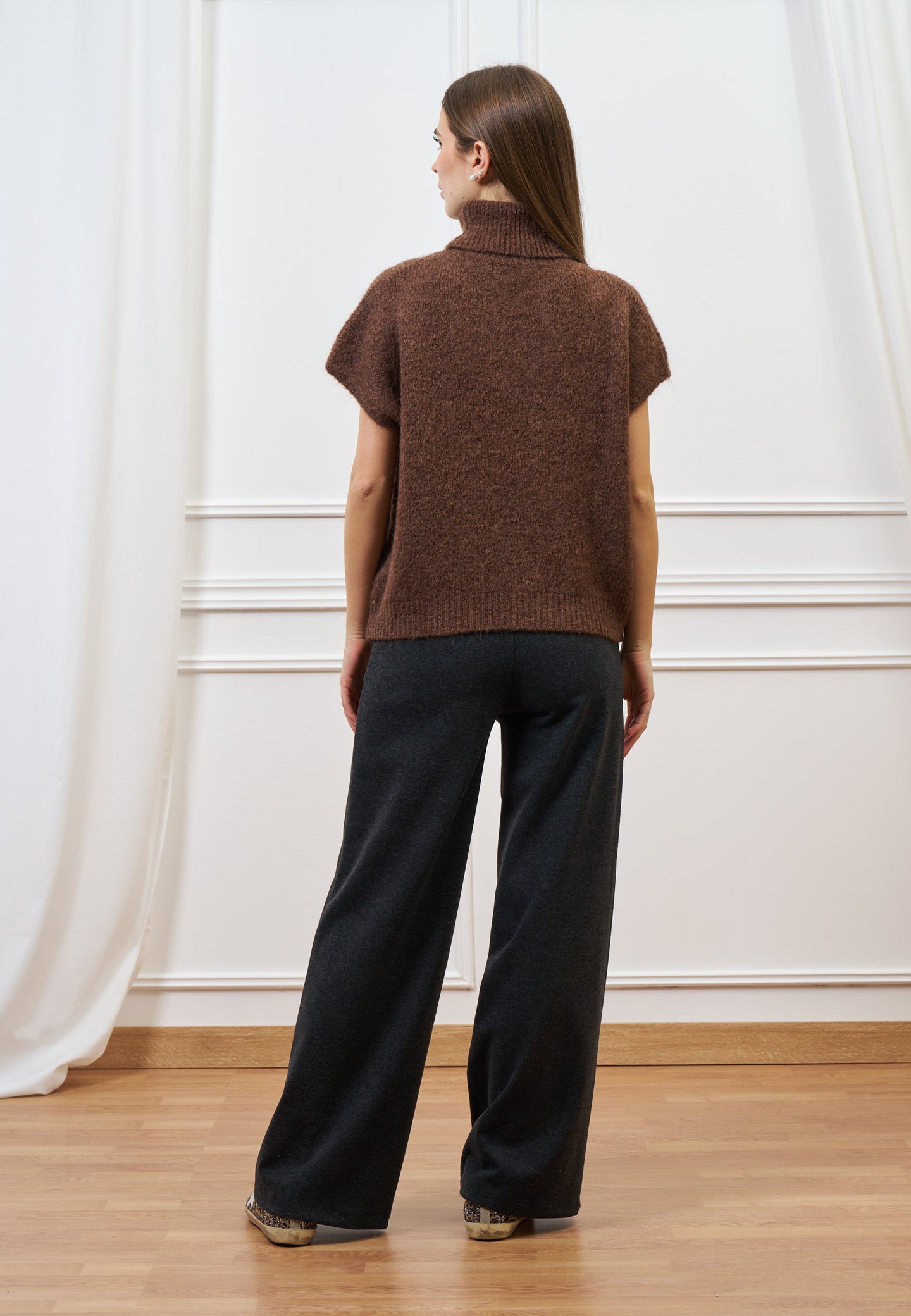 Maglia smanicata con collo alto