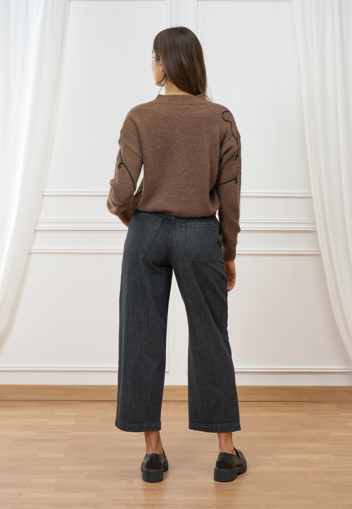 Maglione con ricami contrasto