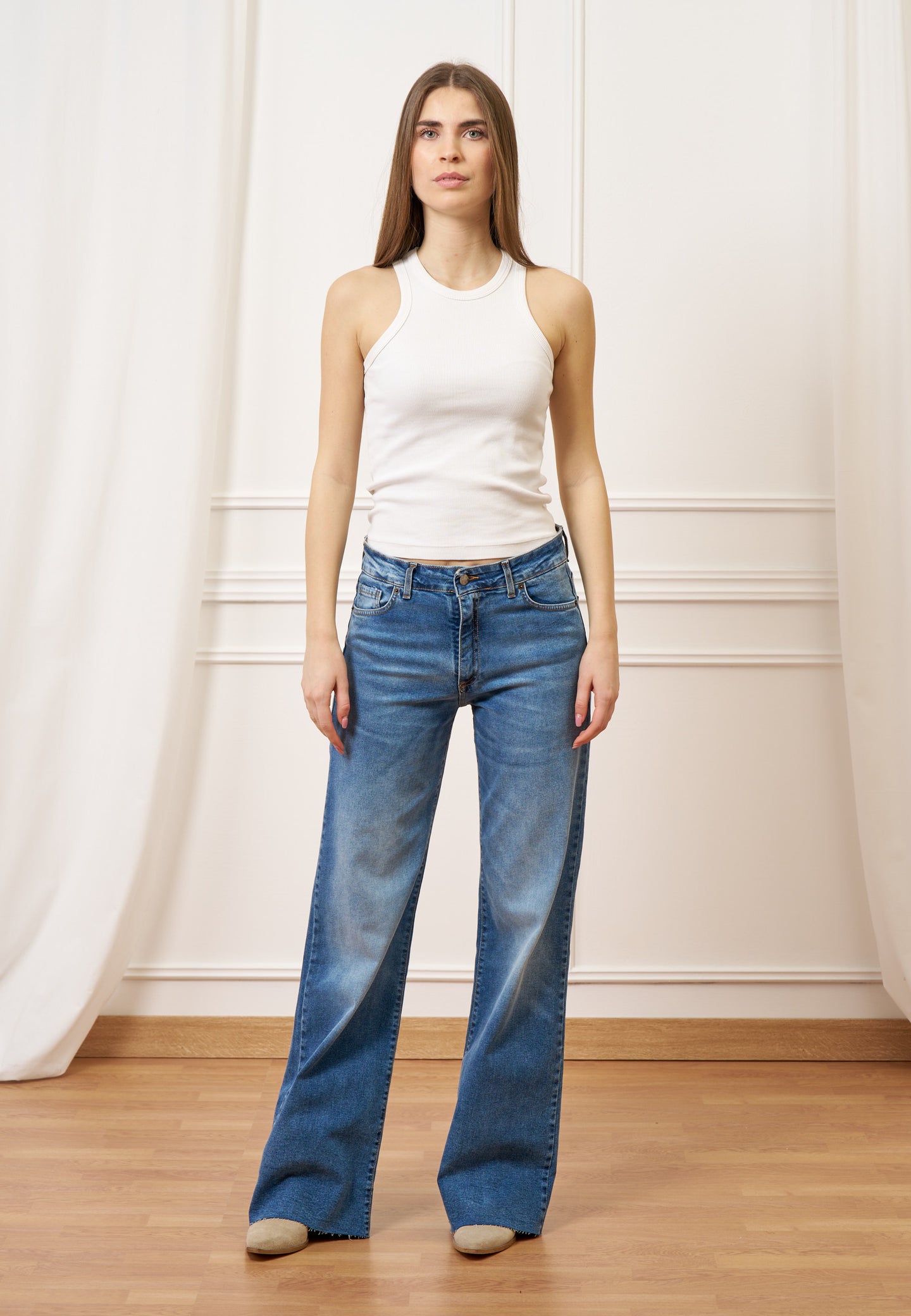 Jeans con fondo taglio vivo