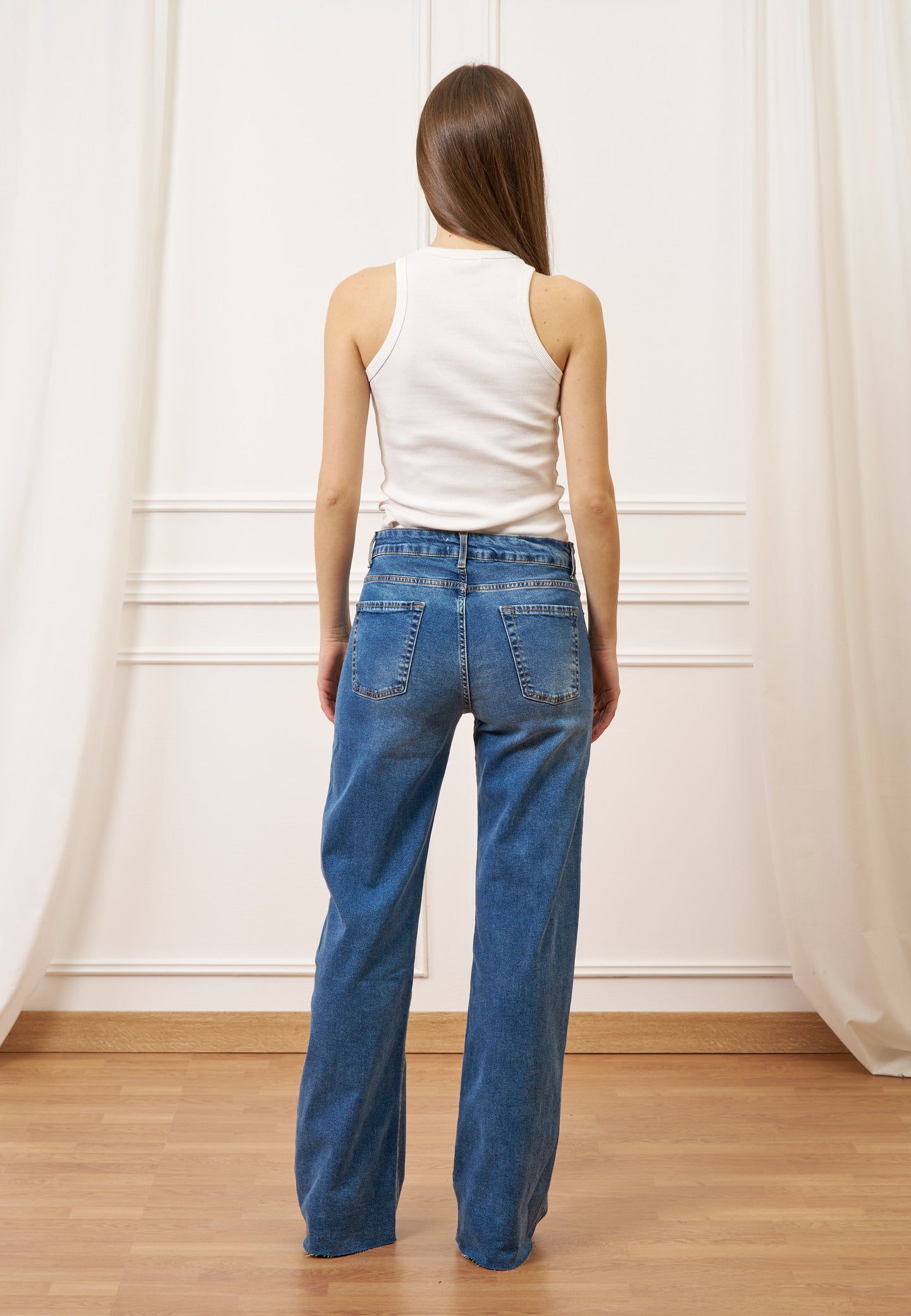 Jeans con fondo taglio vivo