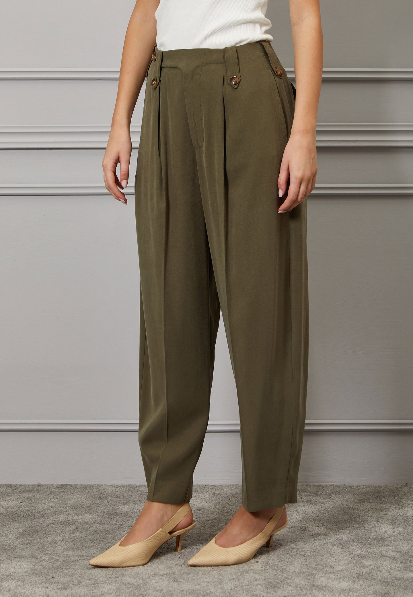 Pantalone con passanti e bottoni