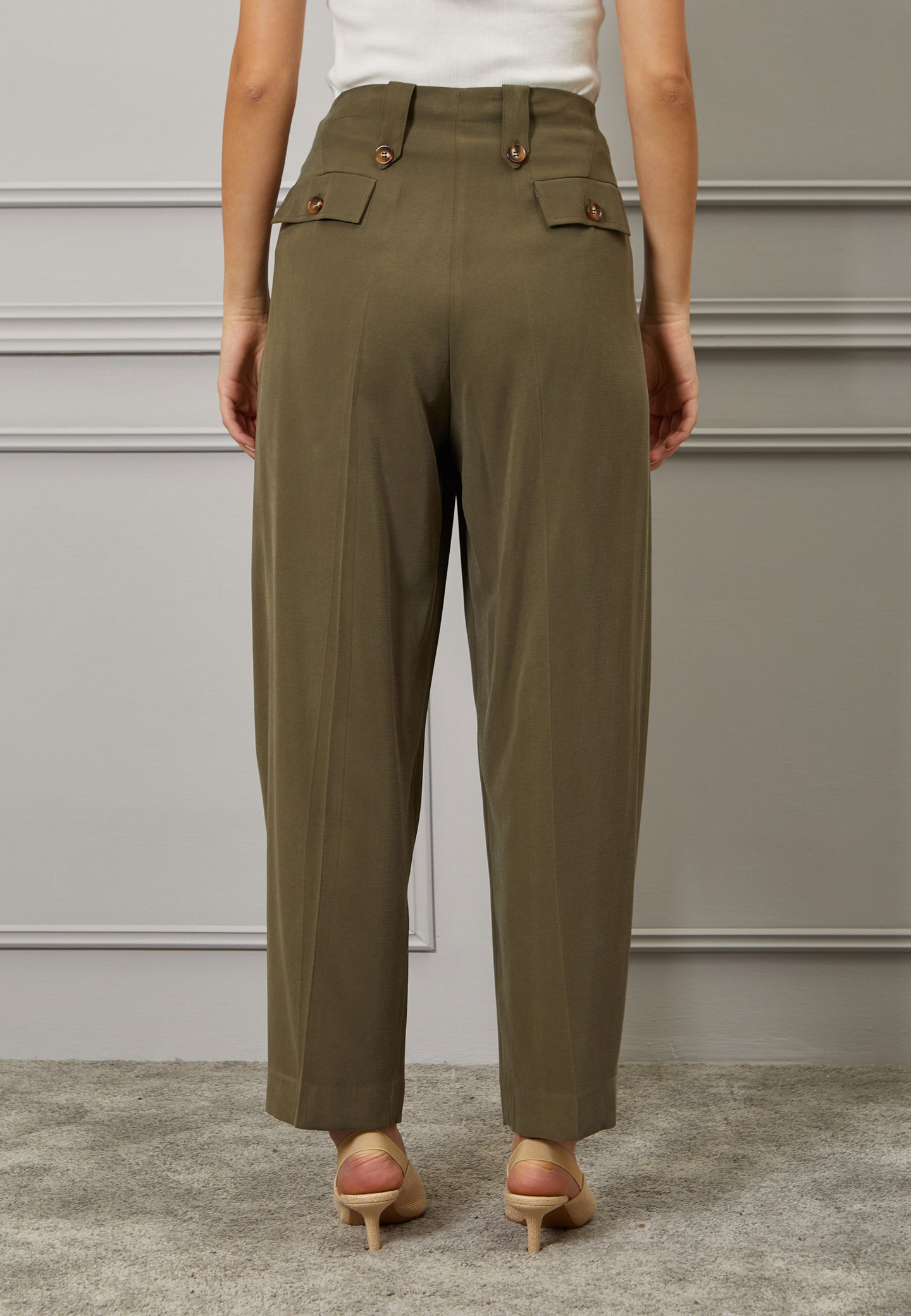 Pantalone con passanti e bottoni
