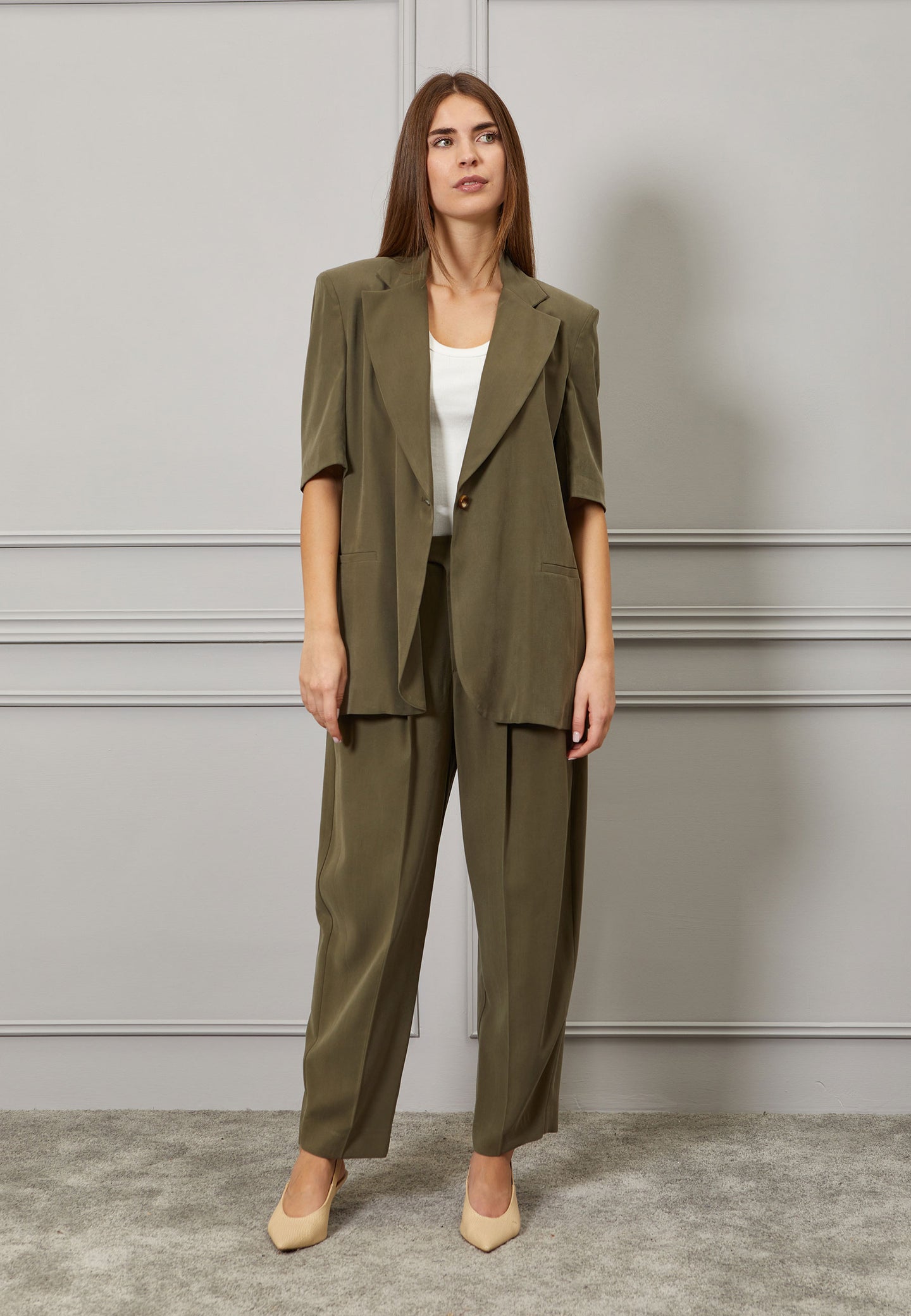 Pantalone con passanti e bottoni