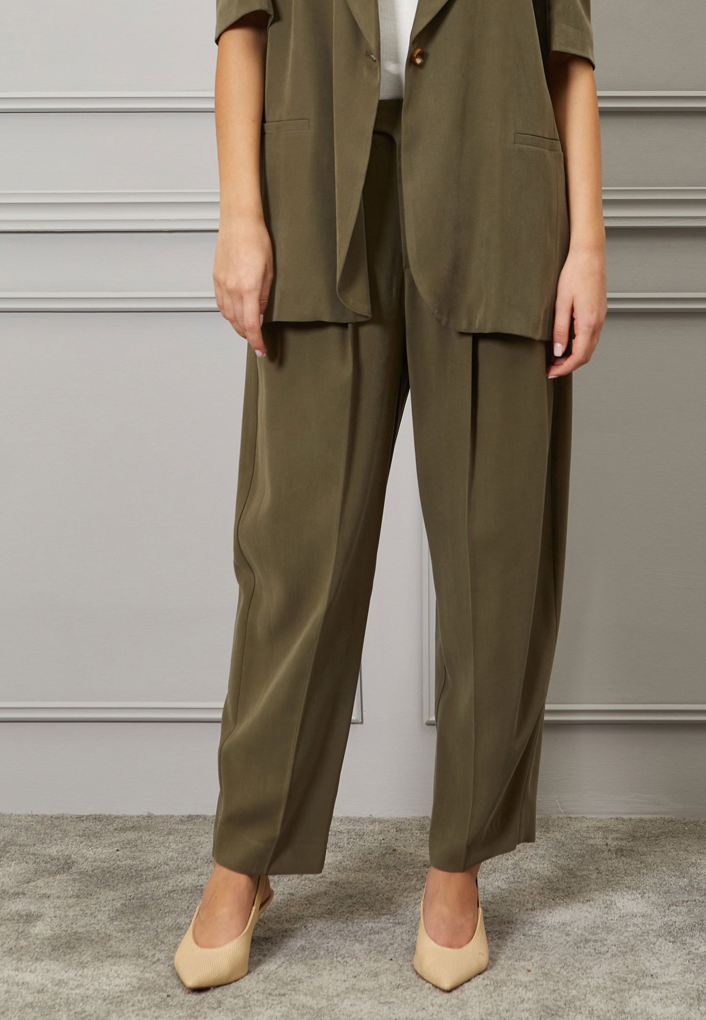 Pantalone con passanti e bottoni