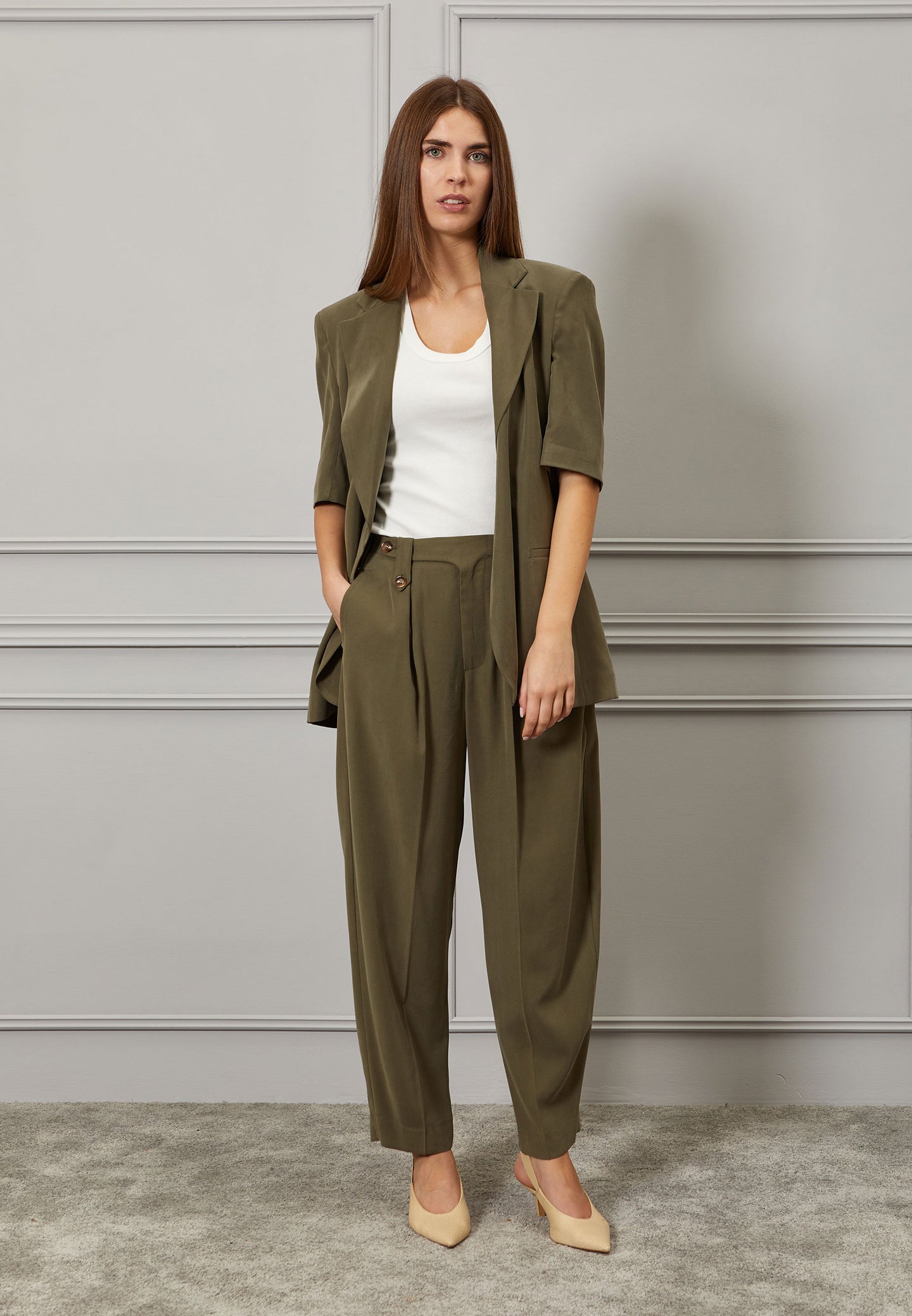 Pantalone con passanti e bottoni