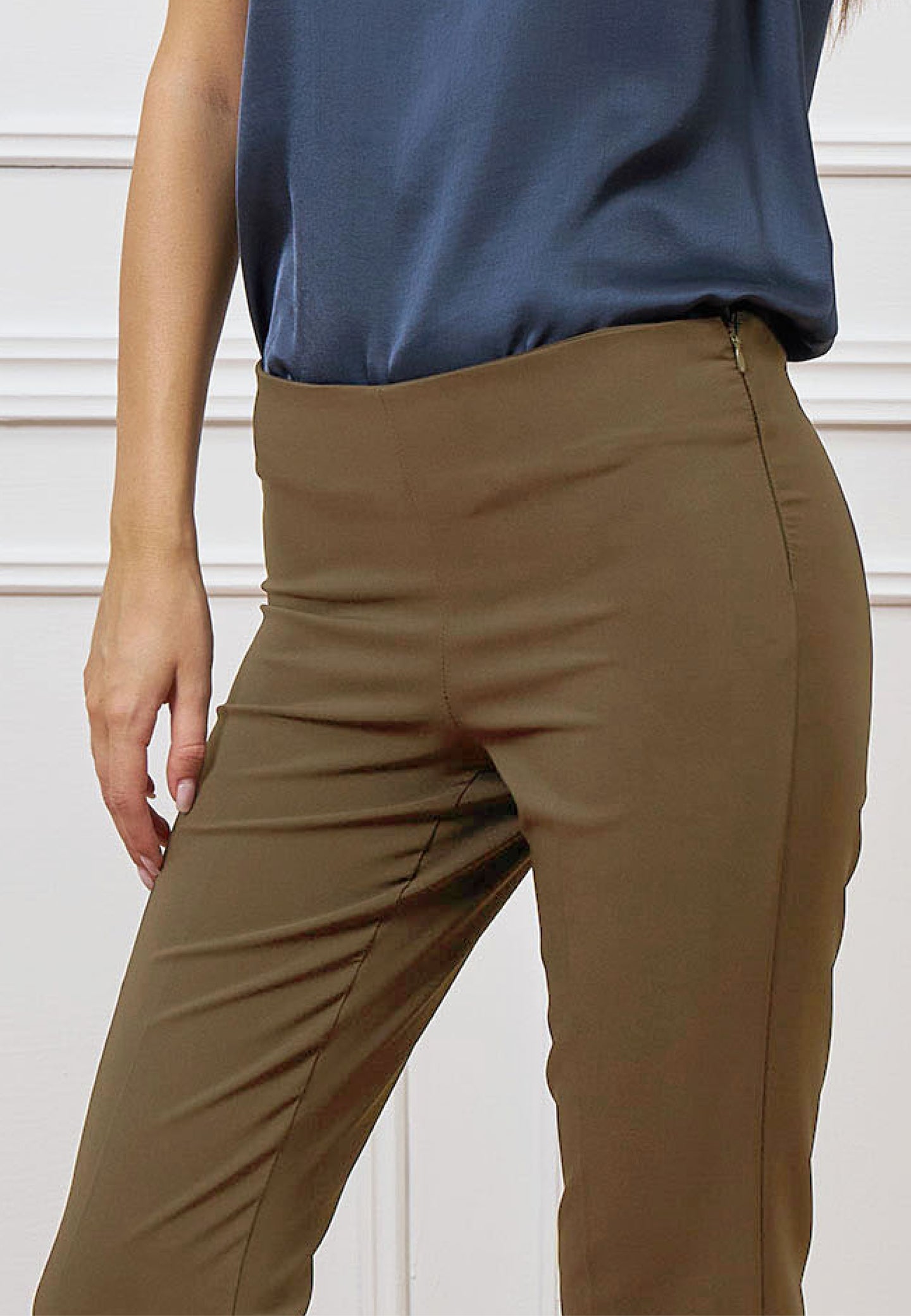 Pantalone dritto con zip laterale