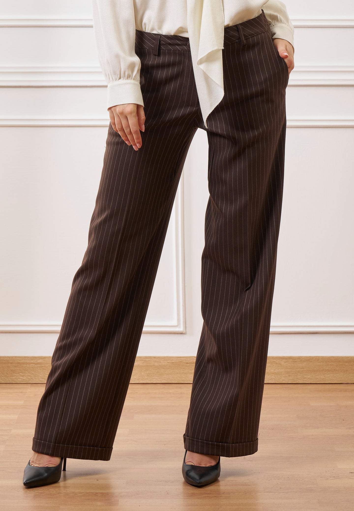 Pantalone gessato con risvolto sul fondo