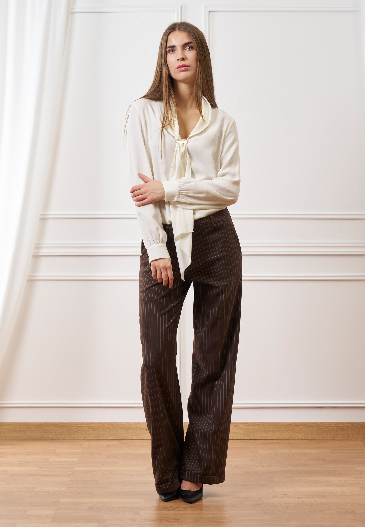 Pantalone gessato con risvolto sul fondo