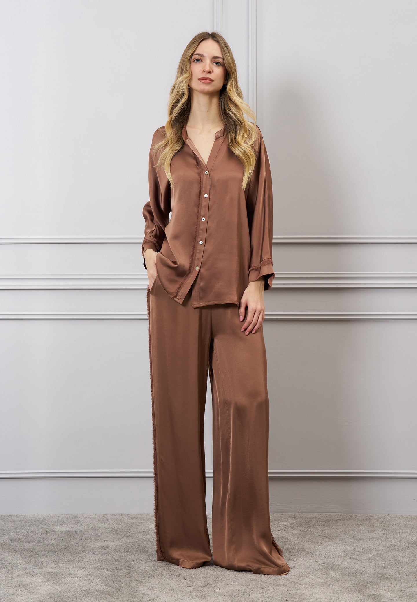 Pantalone palazzo raso sfrangiato