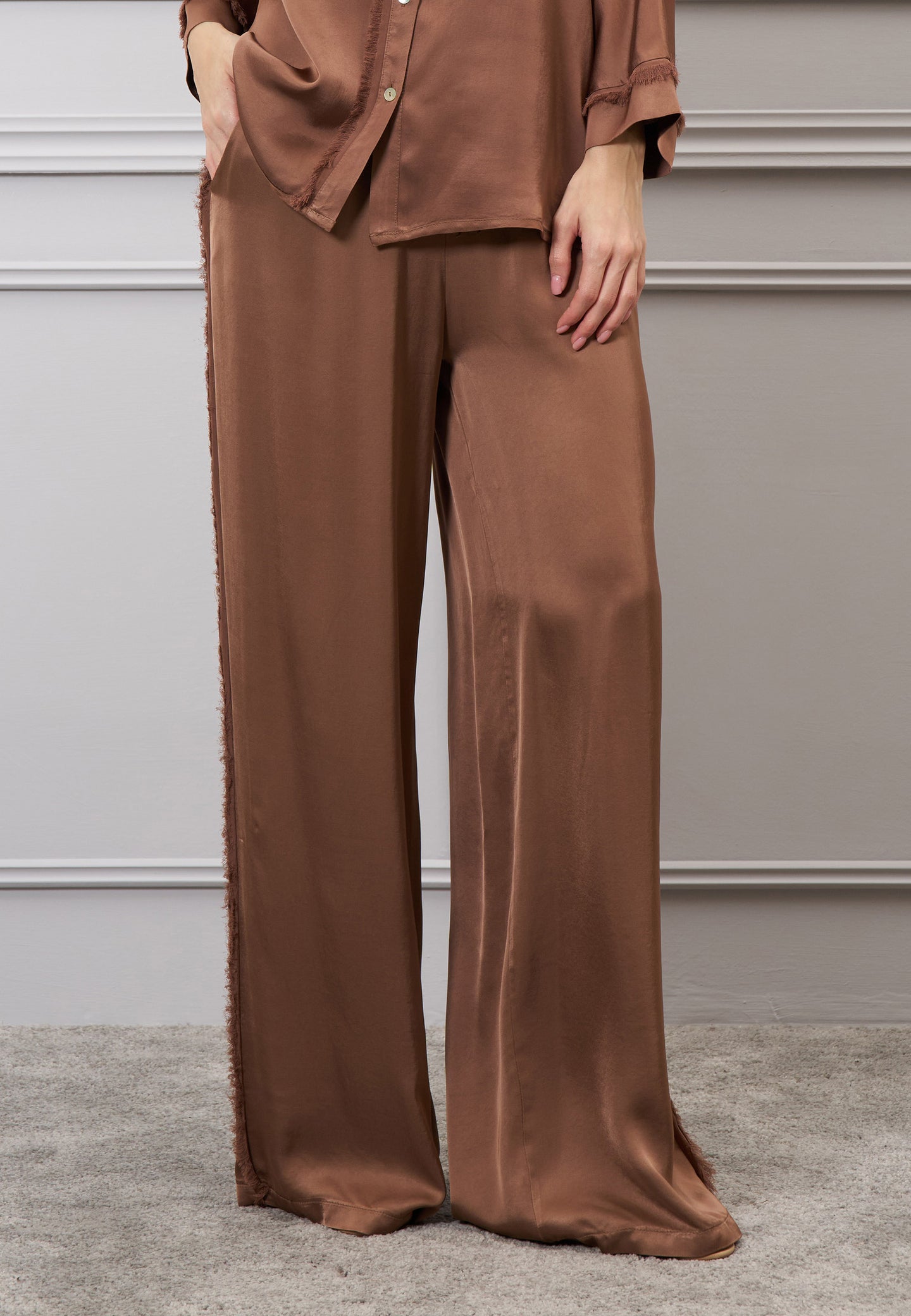 Pantalone palazzo raso sfrangiato