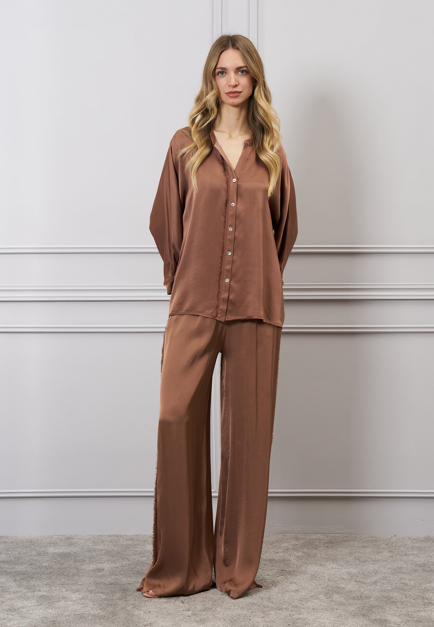 Pantalone palazzo raso sfrangiato
