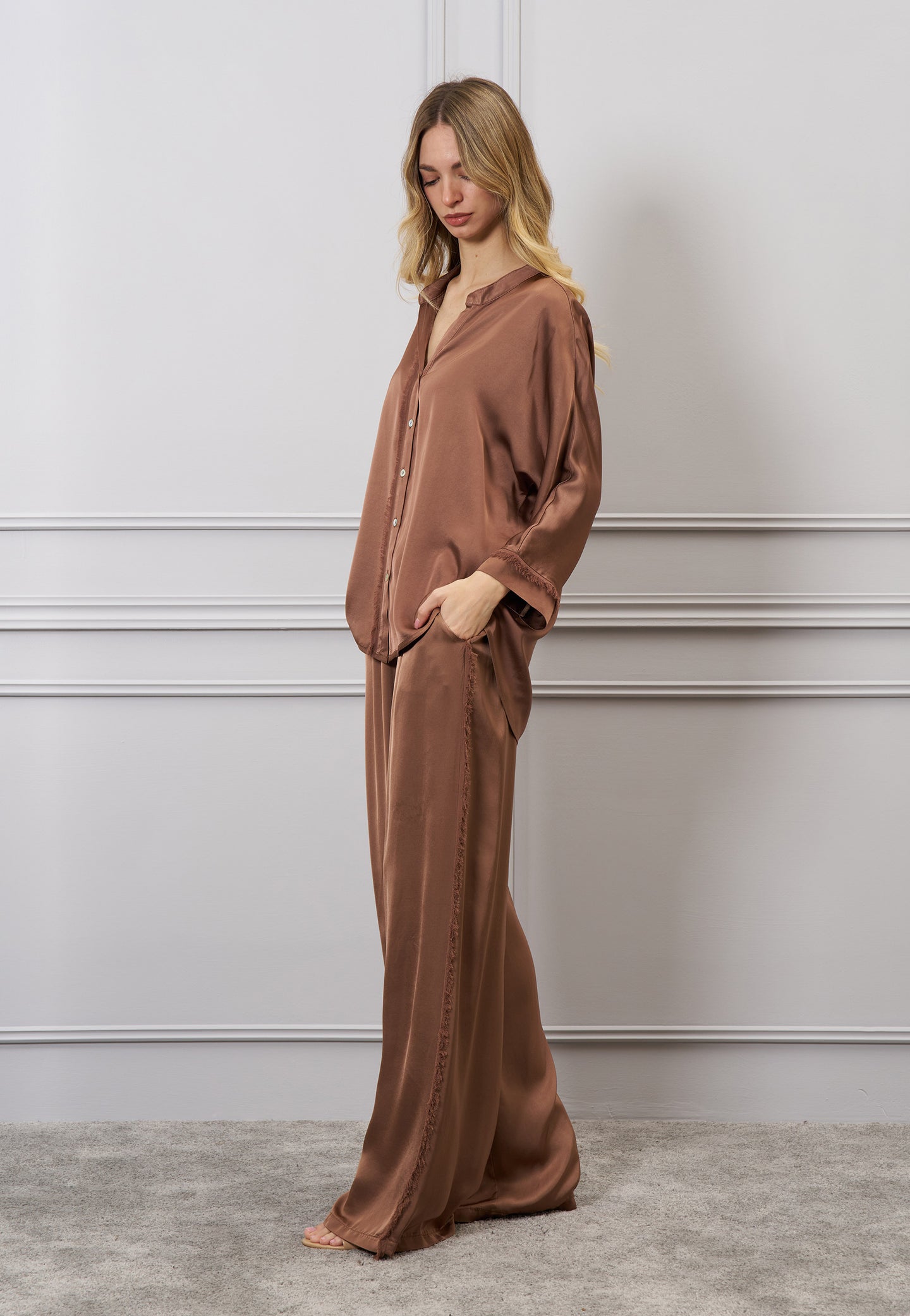 Pantalone palazzo raso sfrangiato