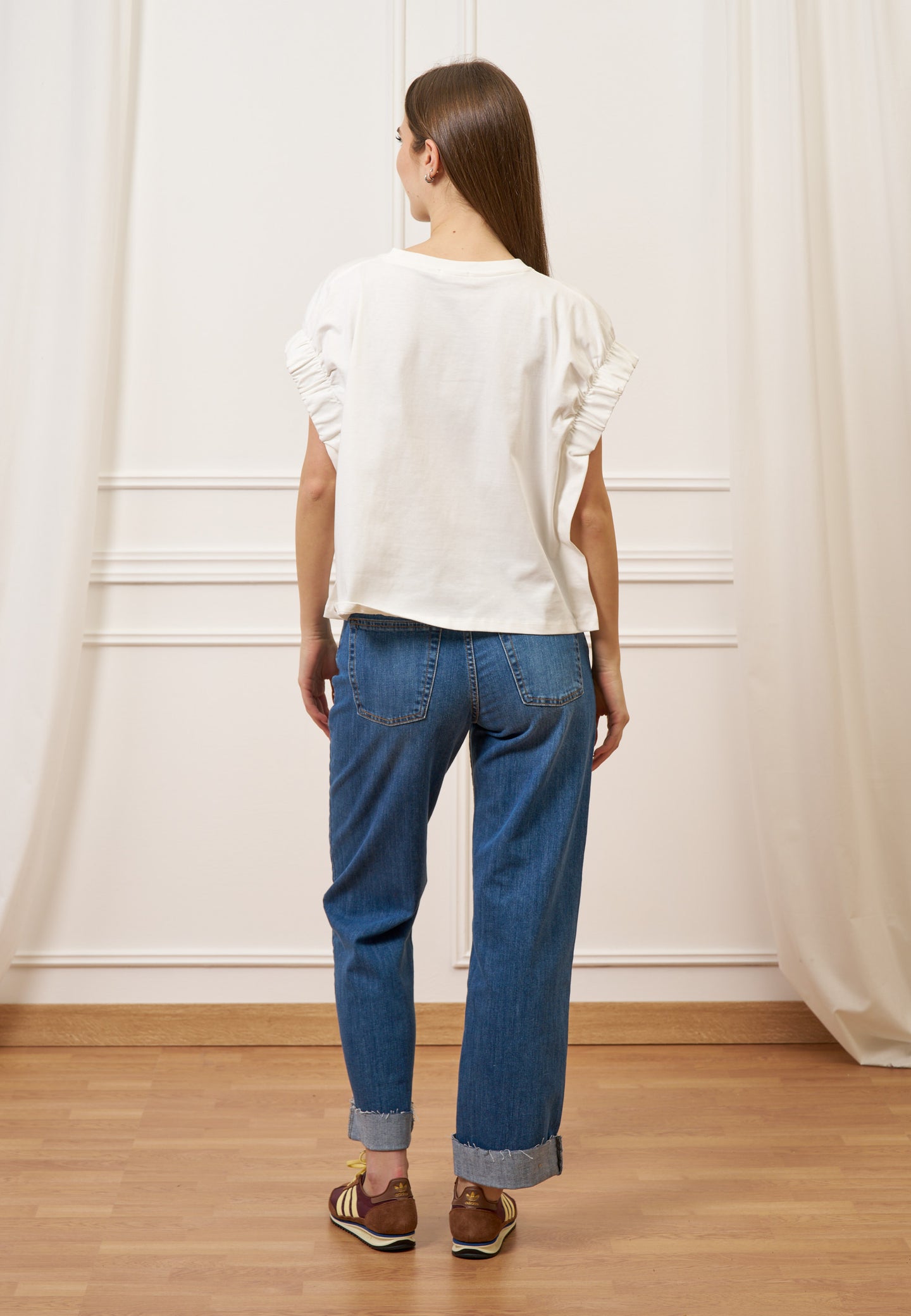 T-shirt con maniche arricciate