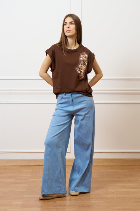 T-shirt con applicazioni sulla spalla - MARRONE