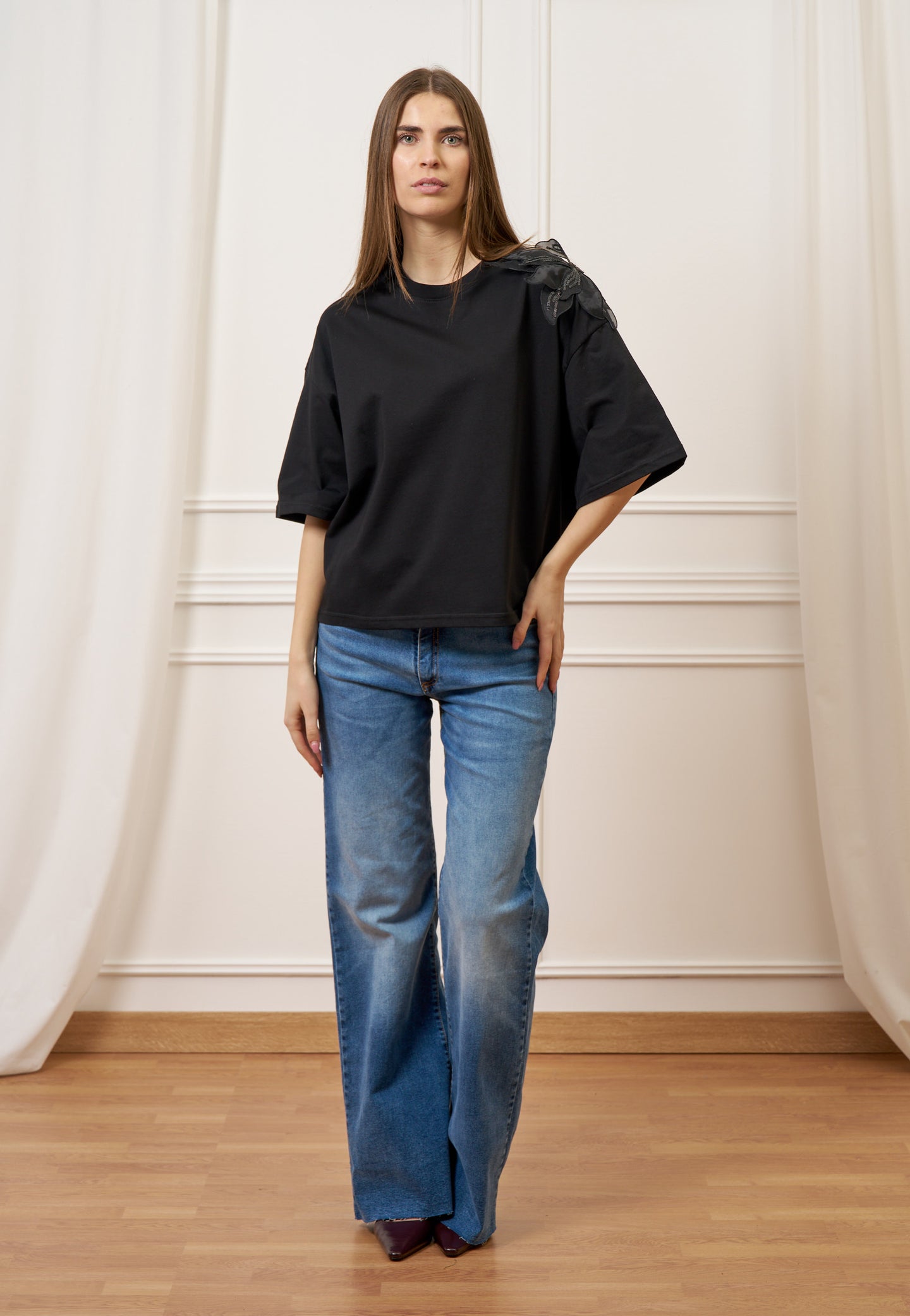 T-shirt con applicazione fiore spalla