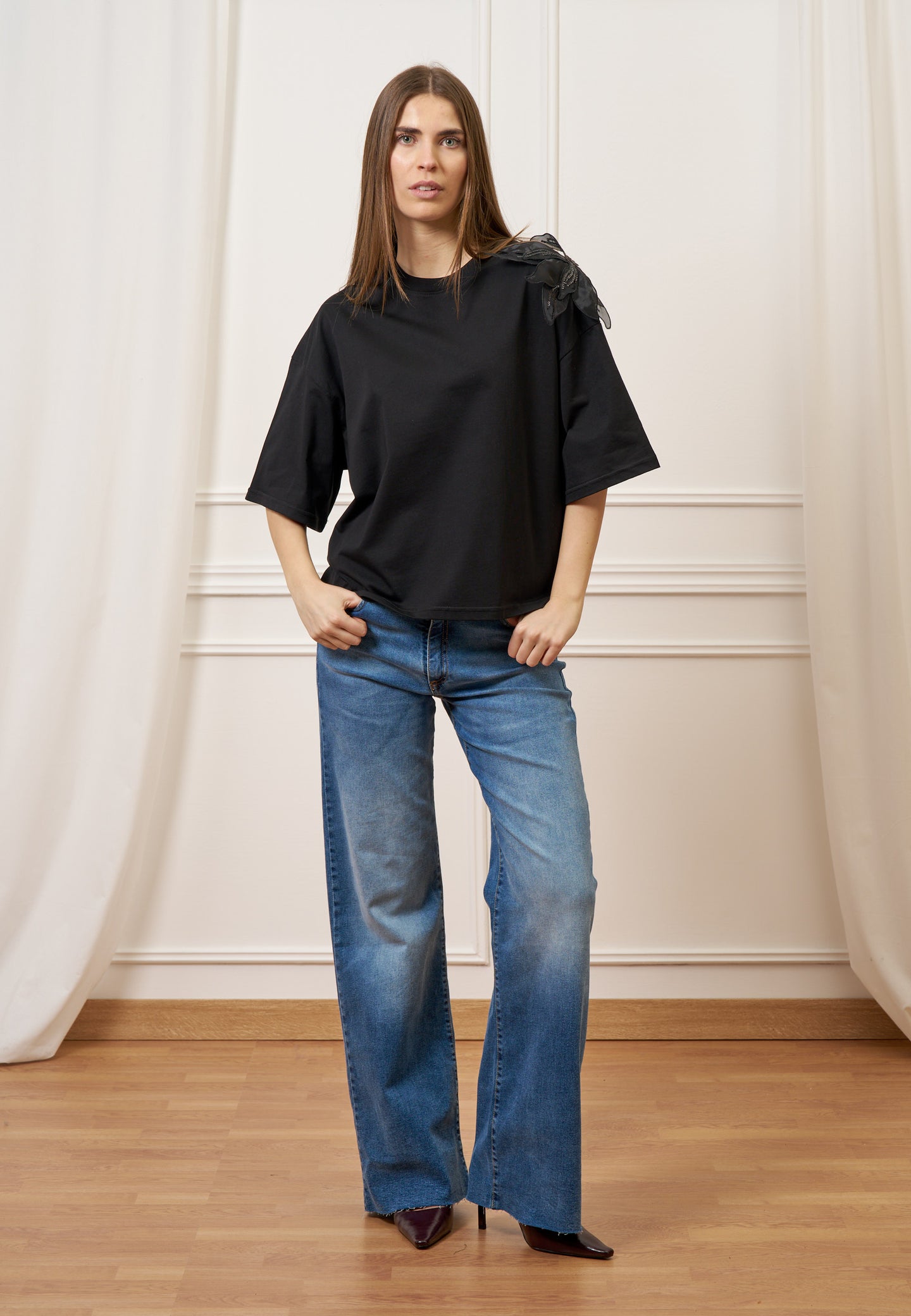 T-shirt con applicazione fiore spalla