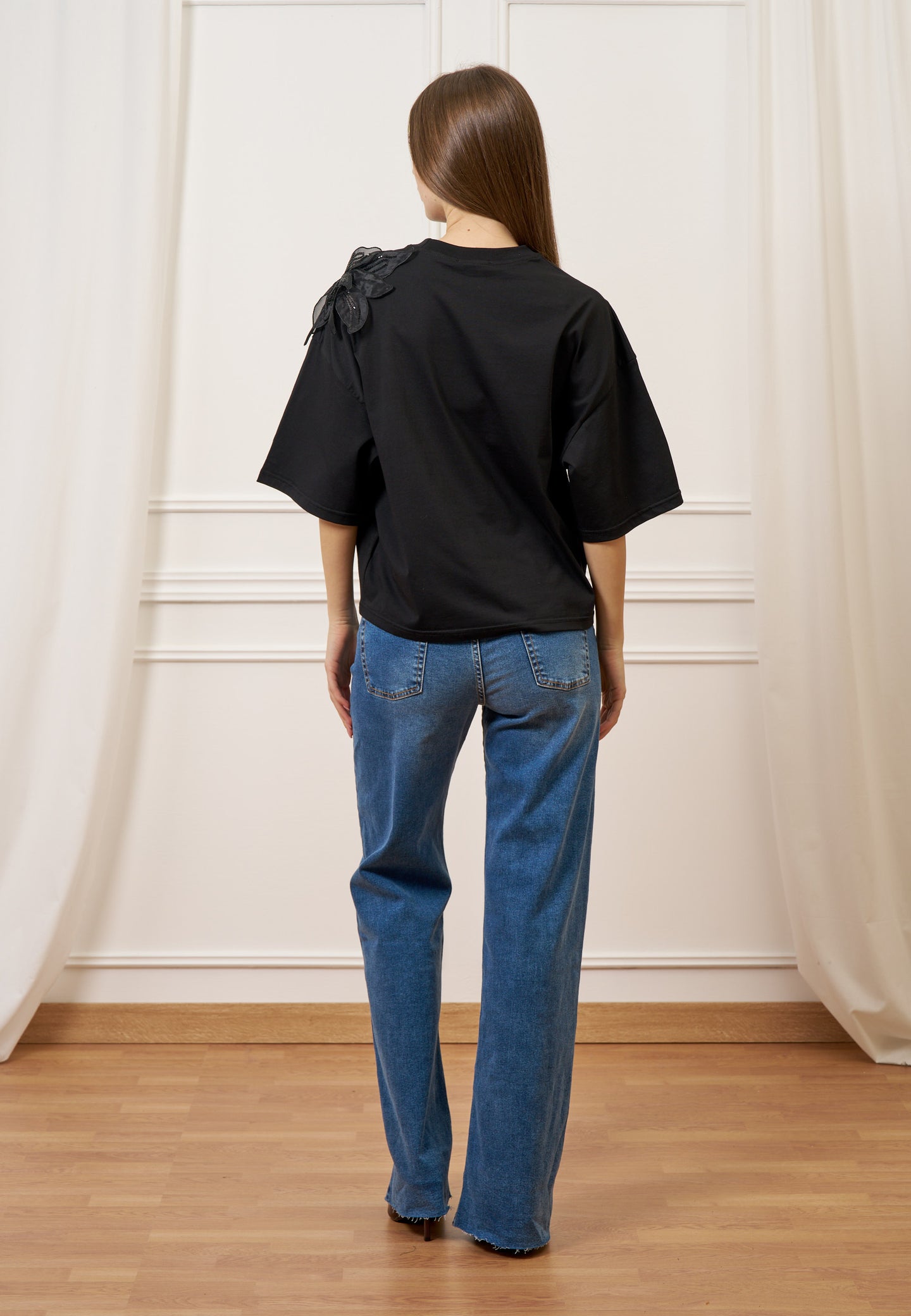 T-shirt con applicazione fiore spalla