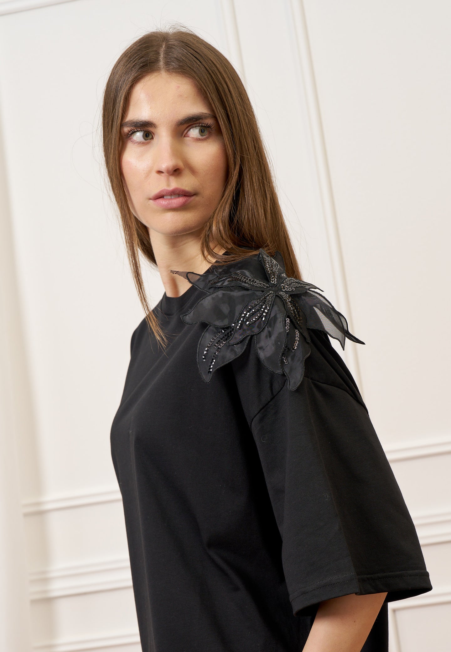 T-shirt con applicazione fiore spalla