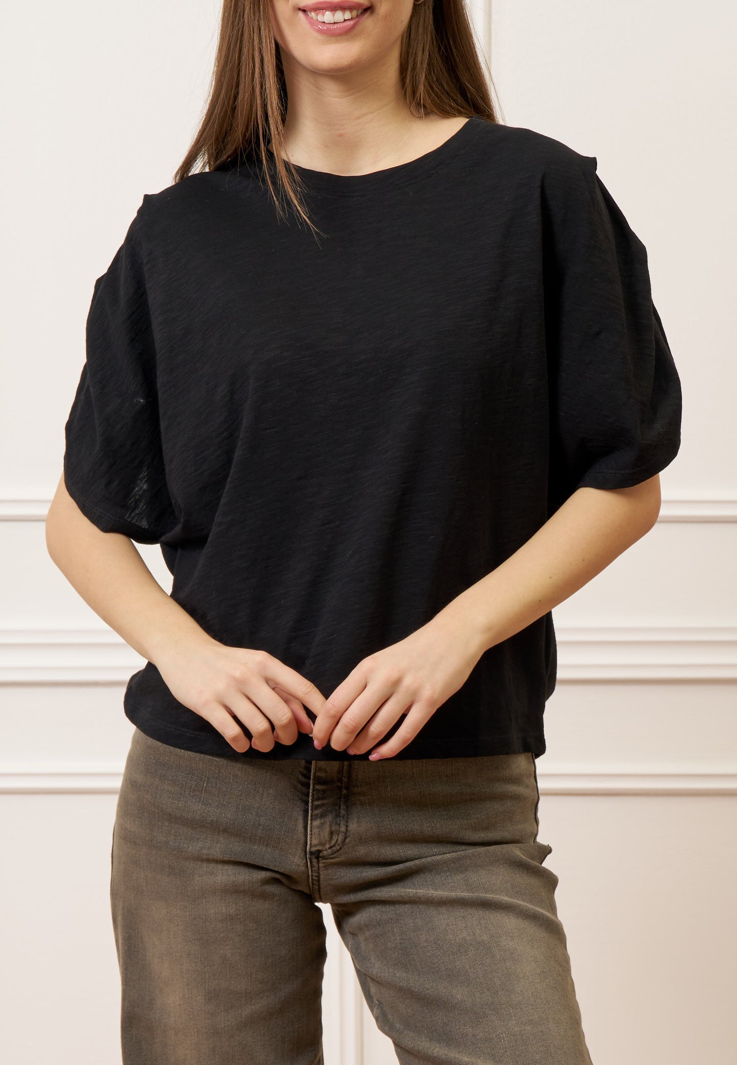 T-shirt con pieghe maniche - NERO