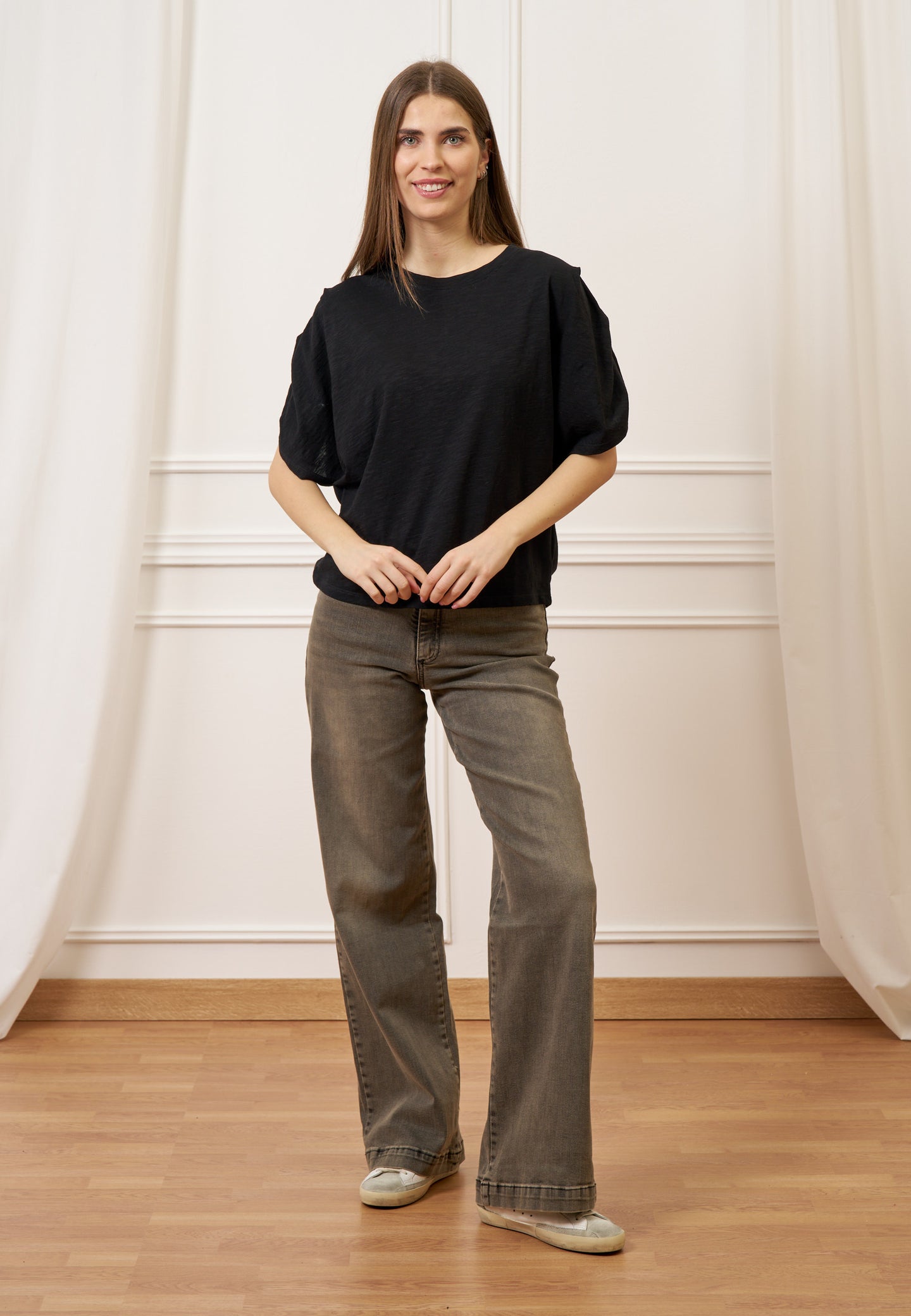 T-shirt con pieghe maniche - NERO