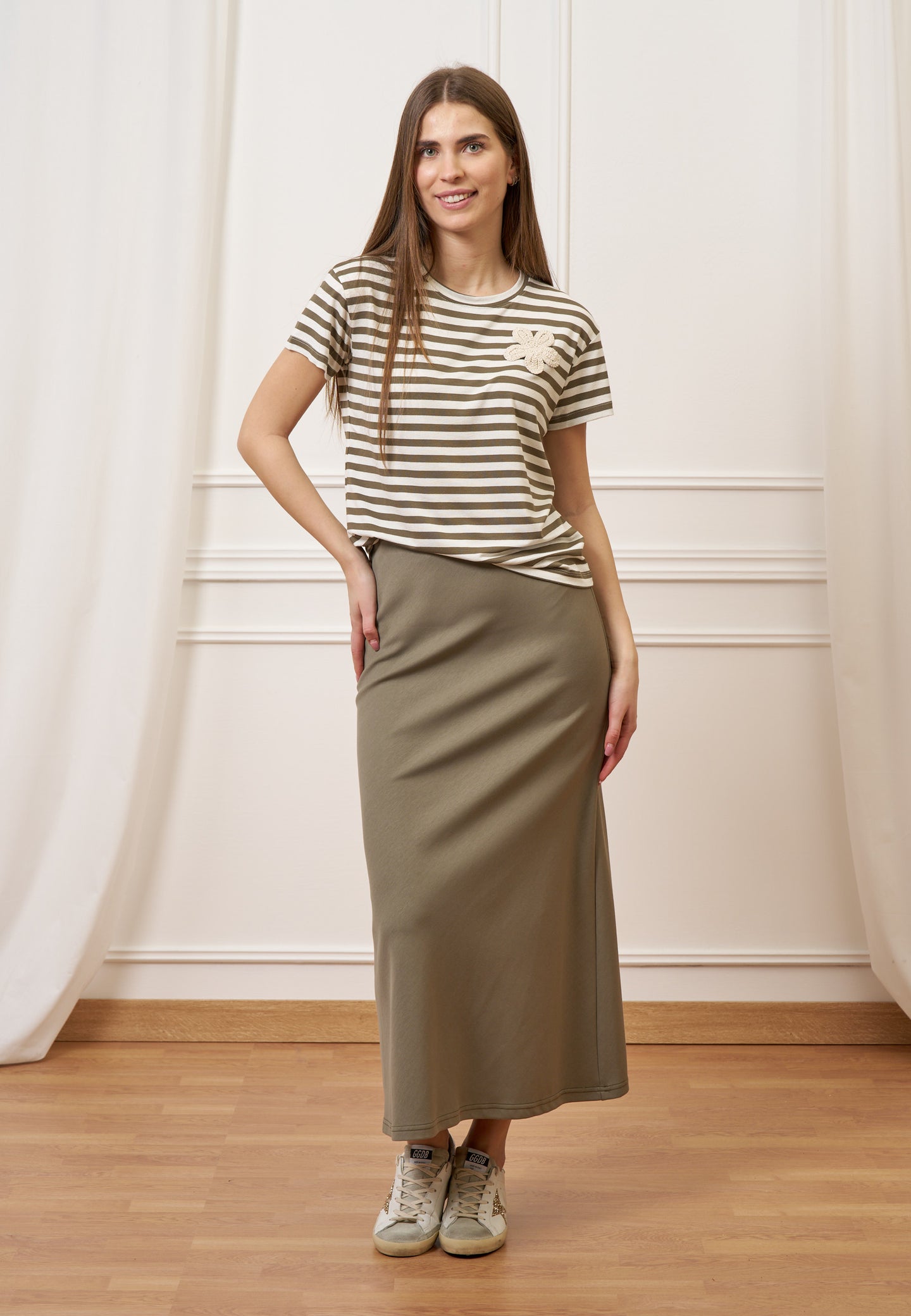 T-shirt a righe con fiore crochet