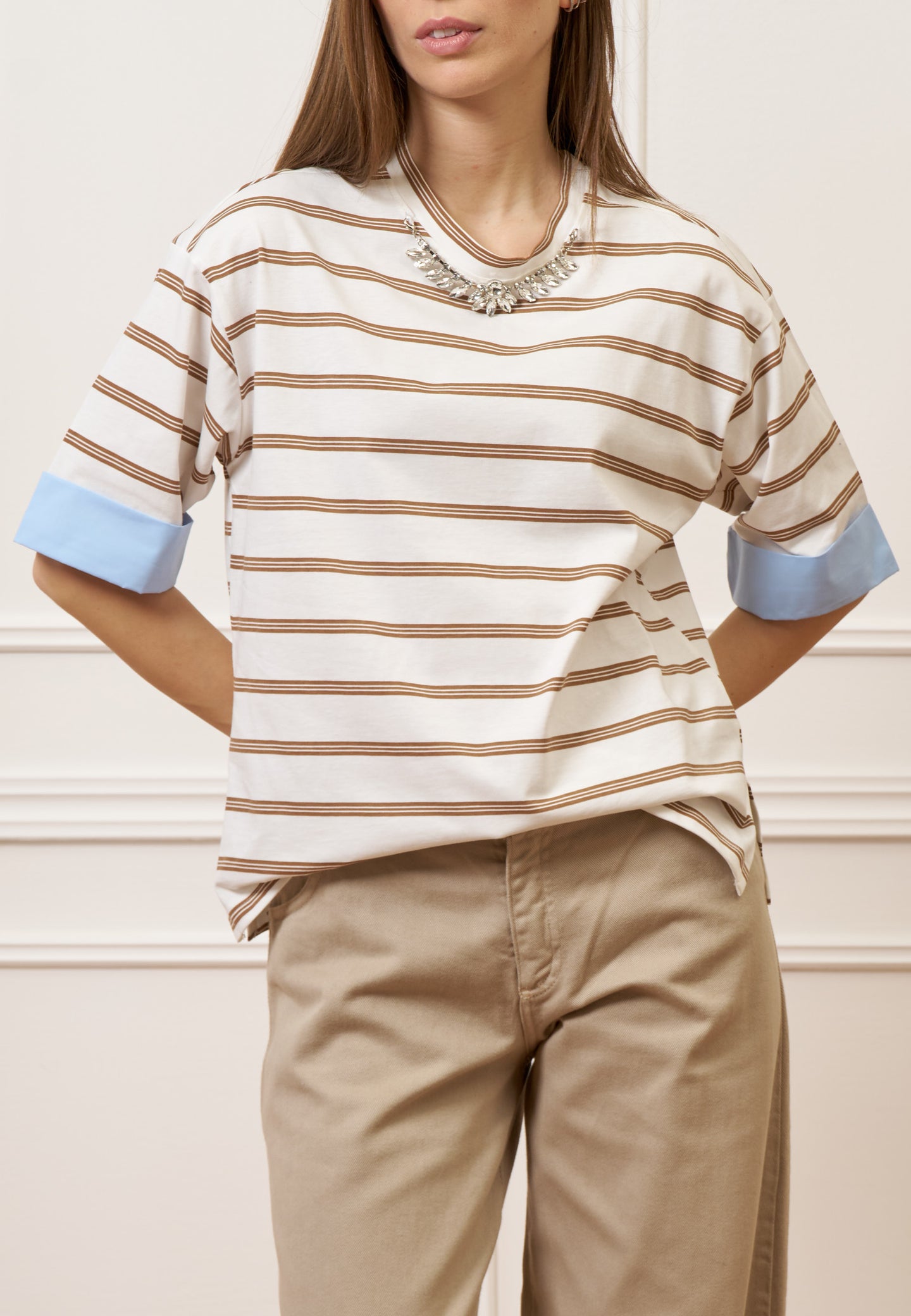 T-shirt a righe con gioiello