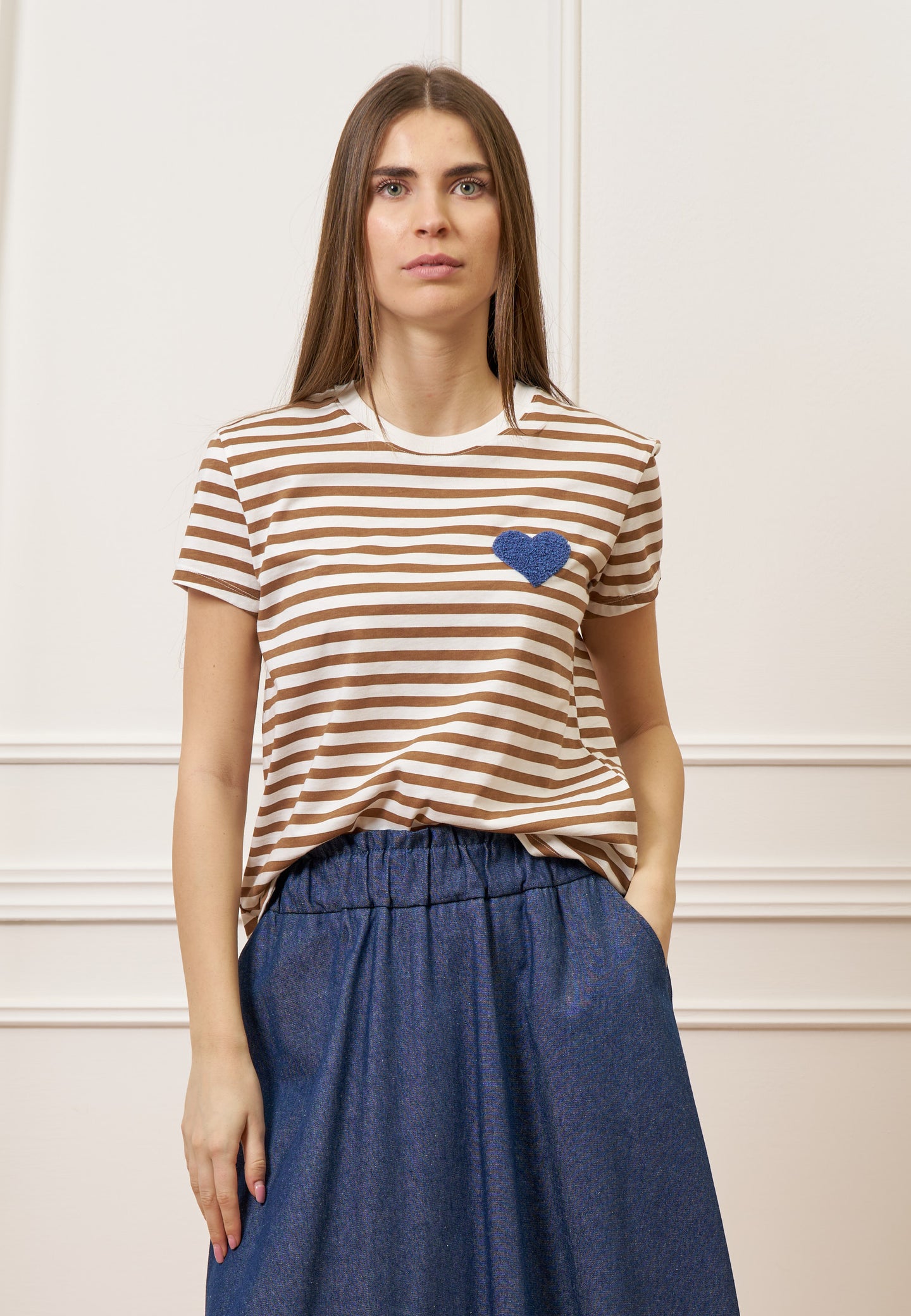 T-shirt a righe con cuore