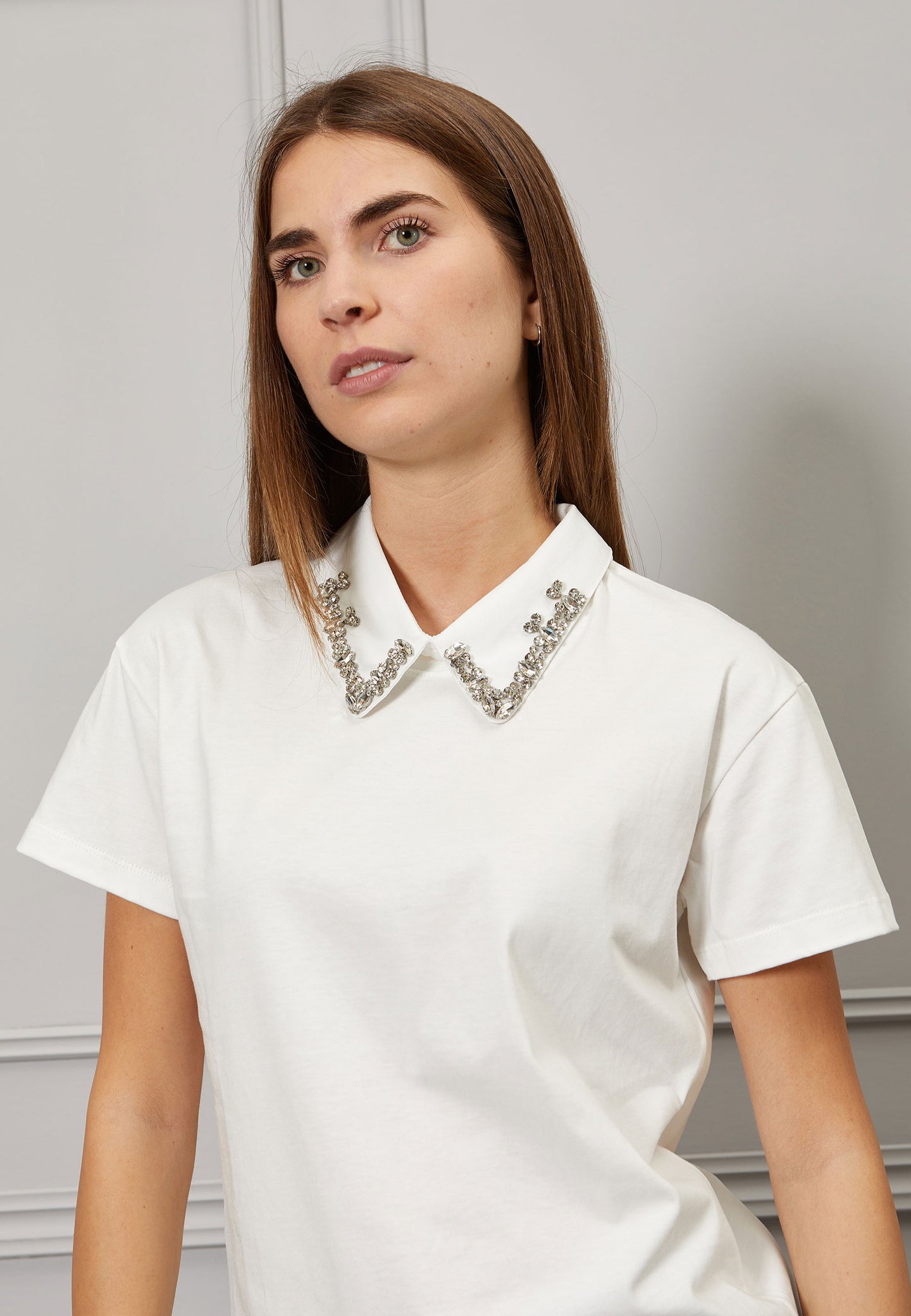 T-shirt con colletto rimovibile