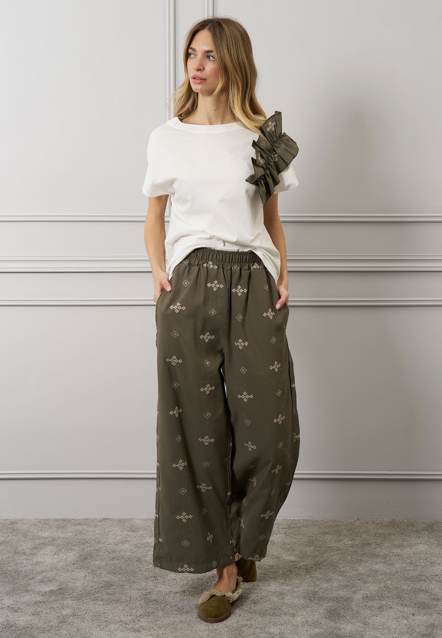T-shirt con rouche su spalla