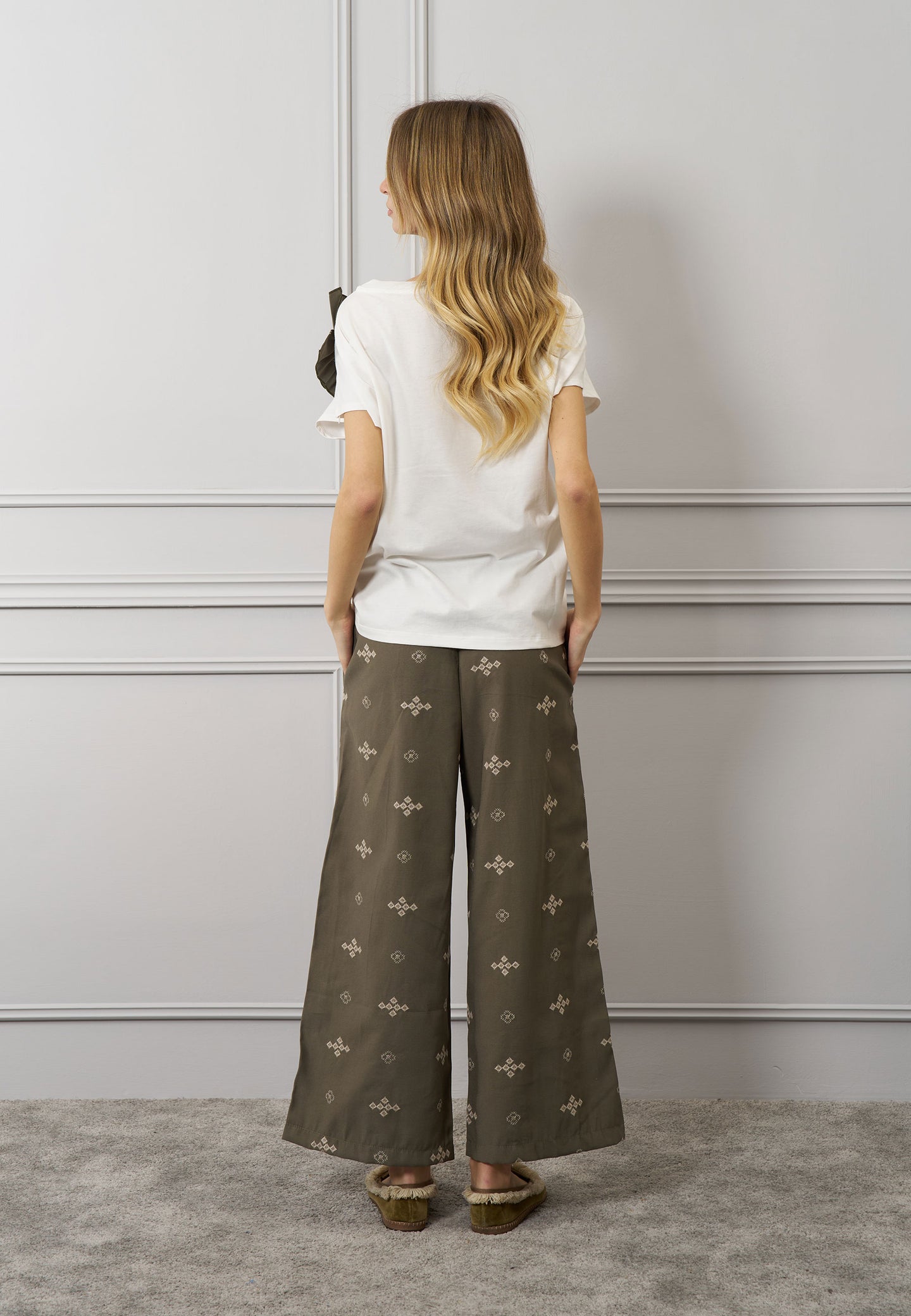 T-shirt con rouche su spalla