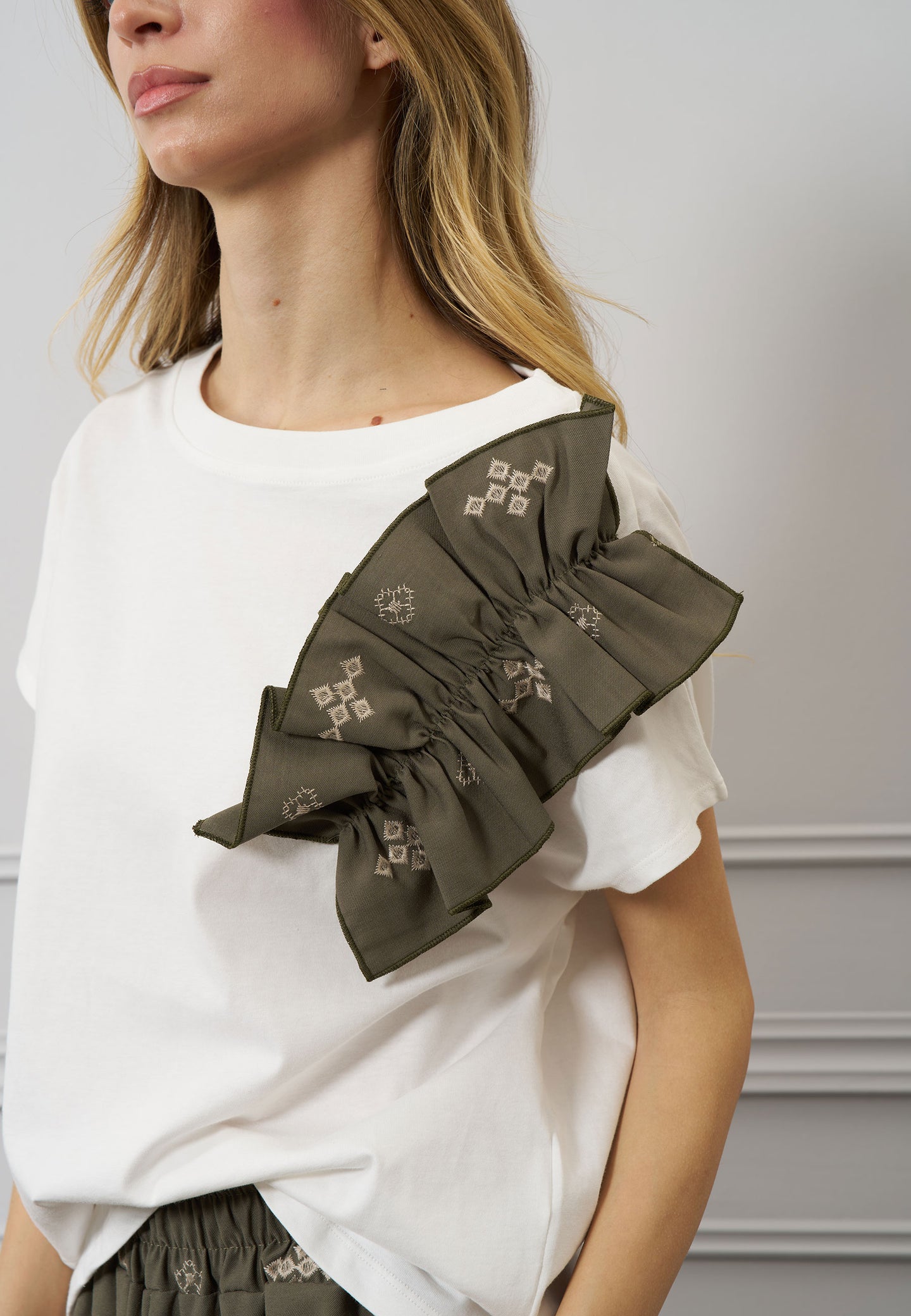 T-shirt con rouche su spalla