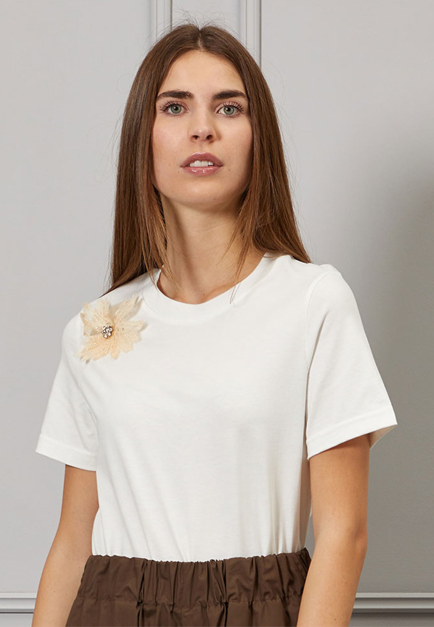 T-shirt paricollo spilla
