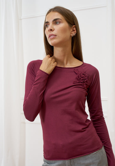 T-shirt scollo a barca con fiore