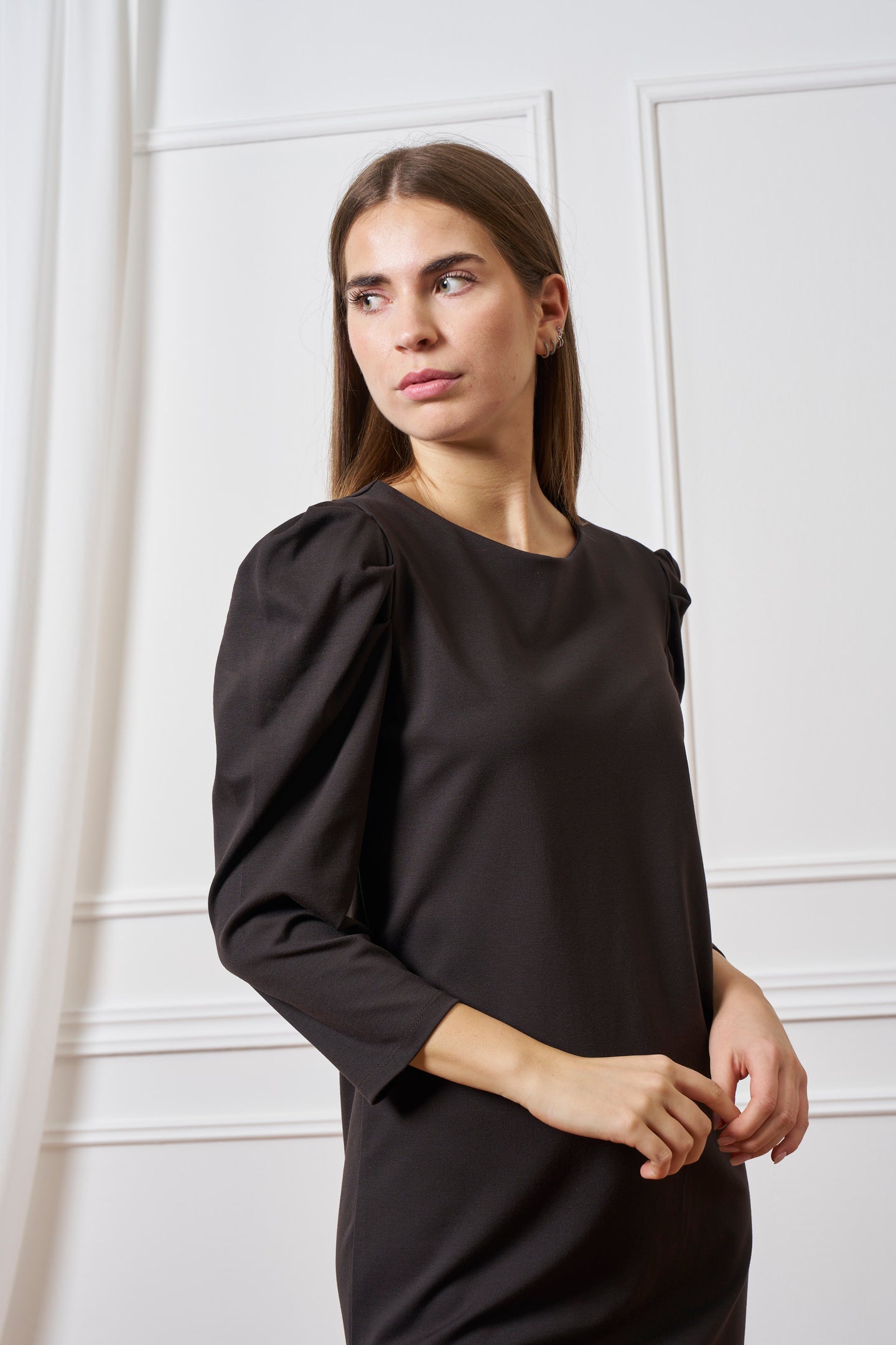 Vestito corto con maniche a sbuffo