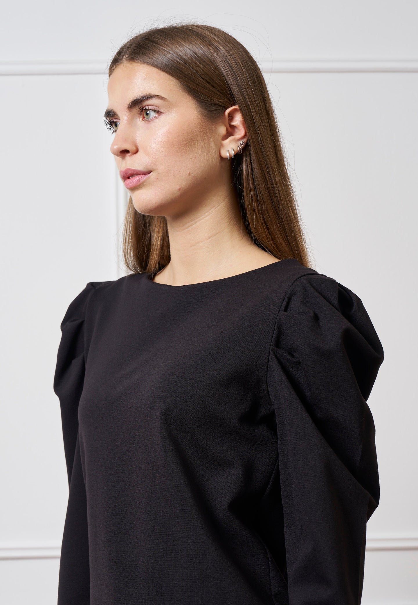 Vestito corto con maniche a sbuffo