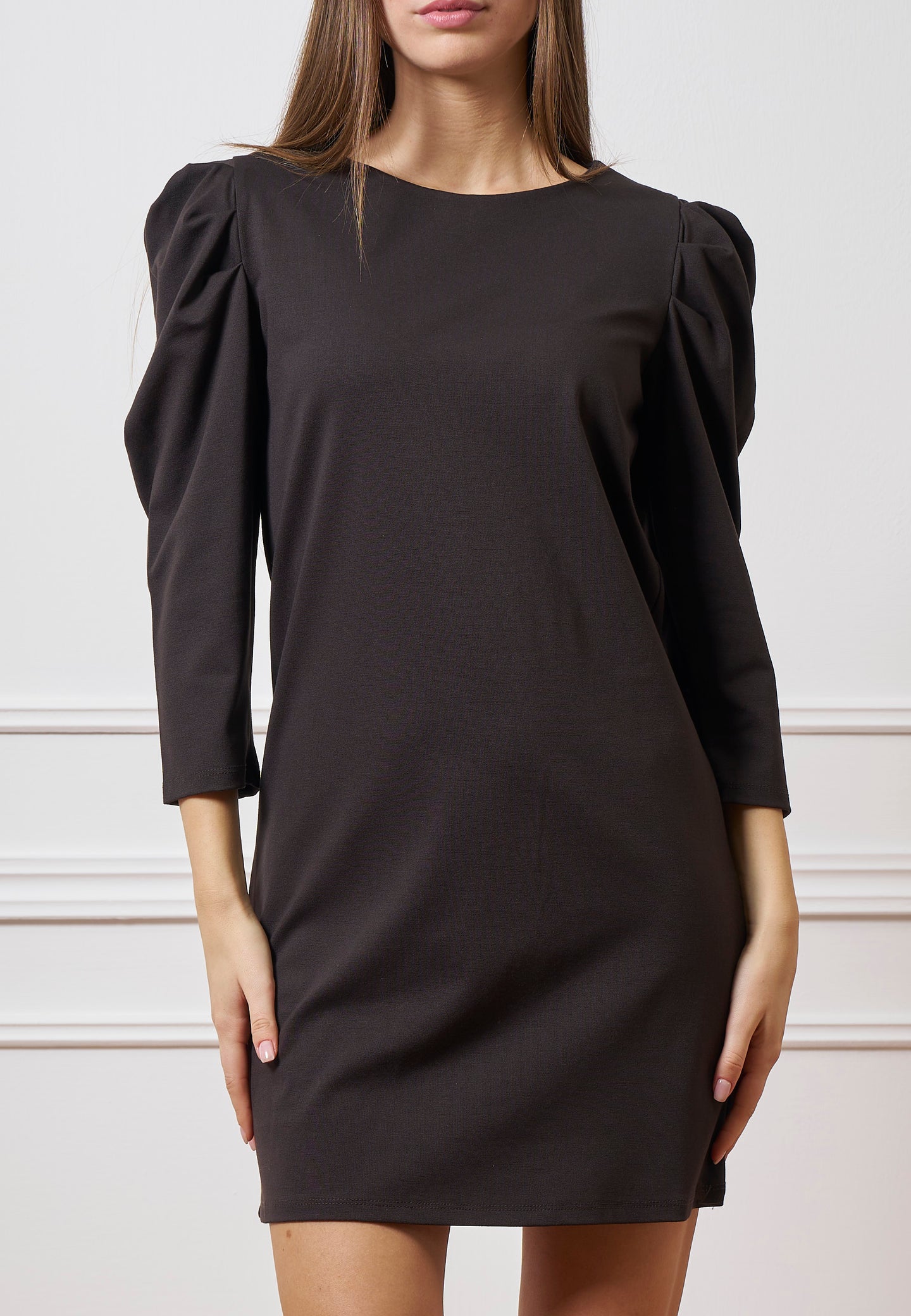 Vestito corto con maniche a sbuffo