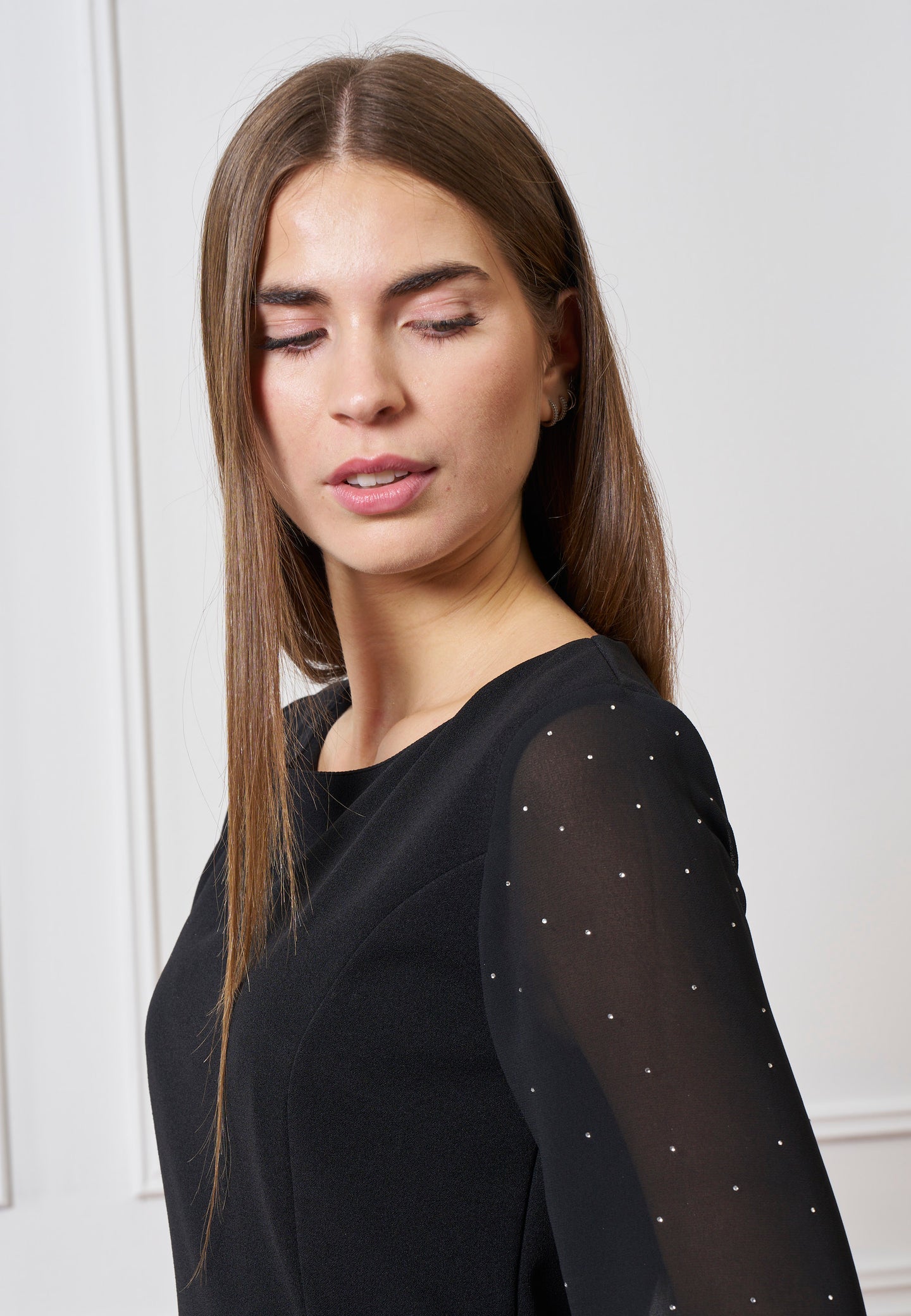 Vestito corto con maniche in tulle