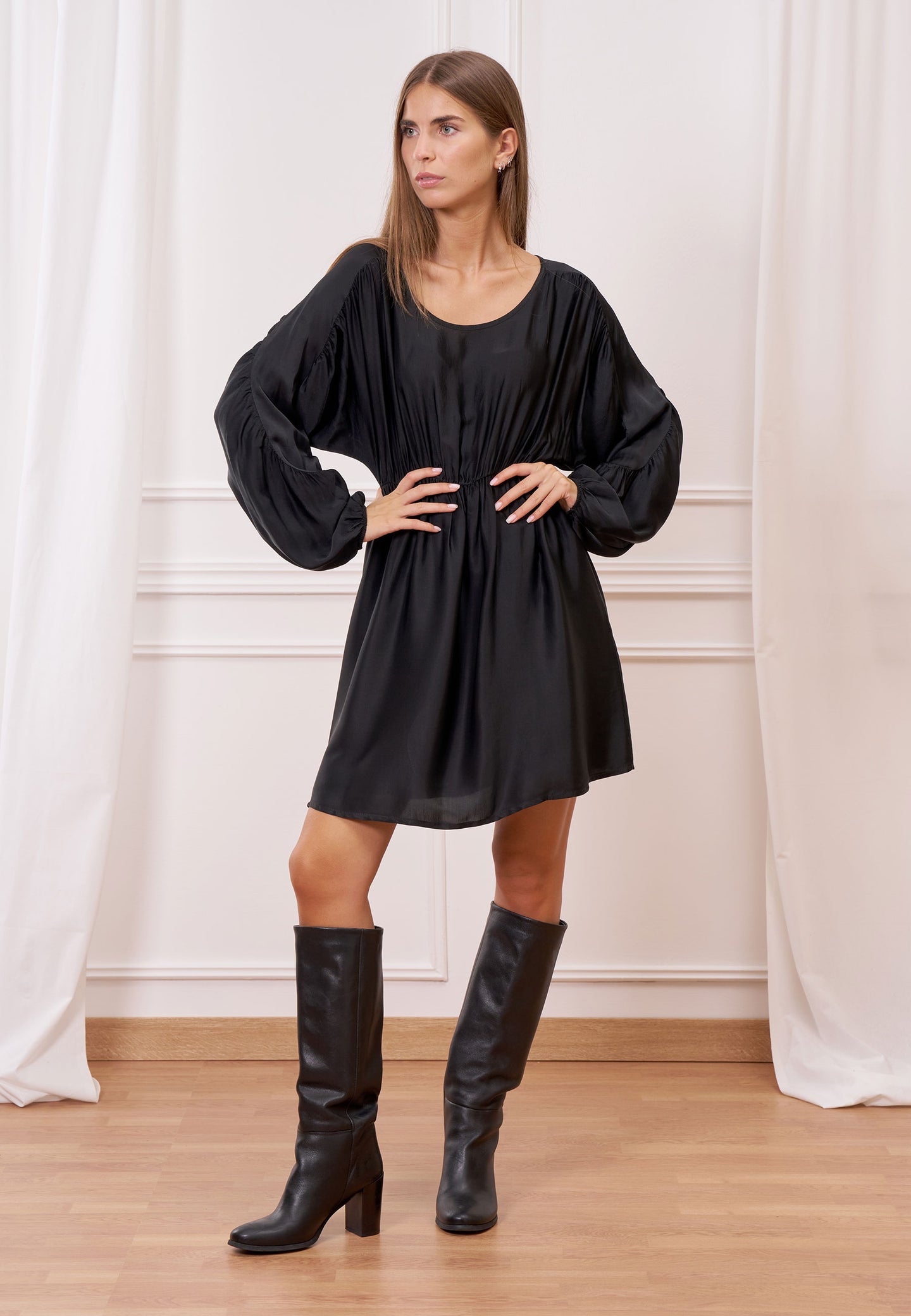 Vestito corto in raso