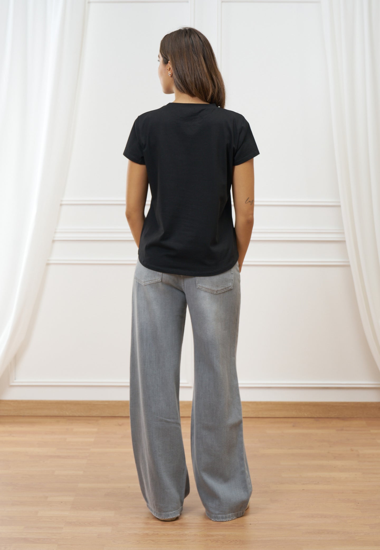 T-shirt con castoni al collo