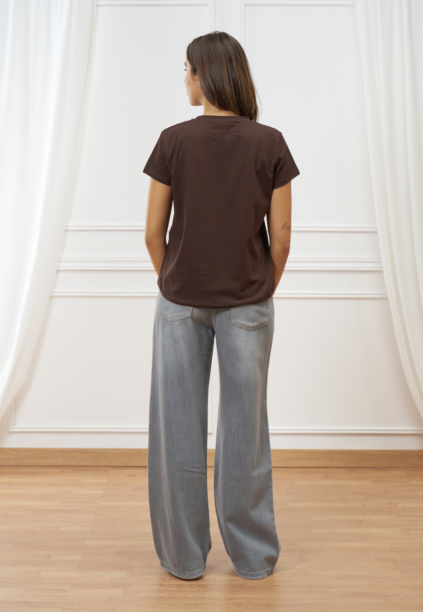 T-shirt con castoni al collo