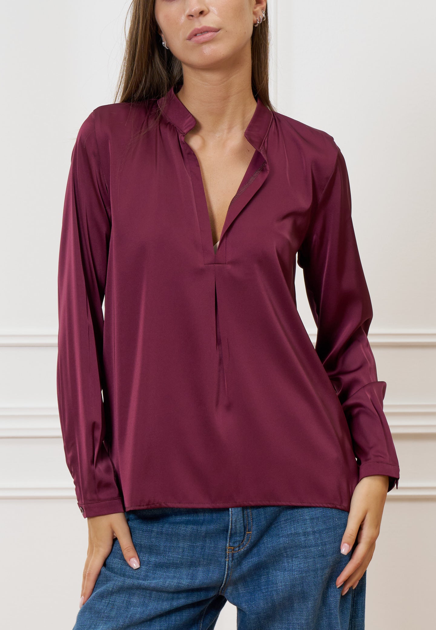 Blusa in raso con scollo serafino