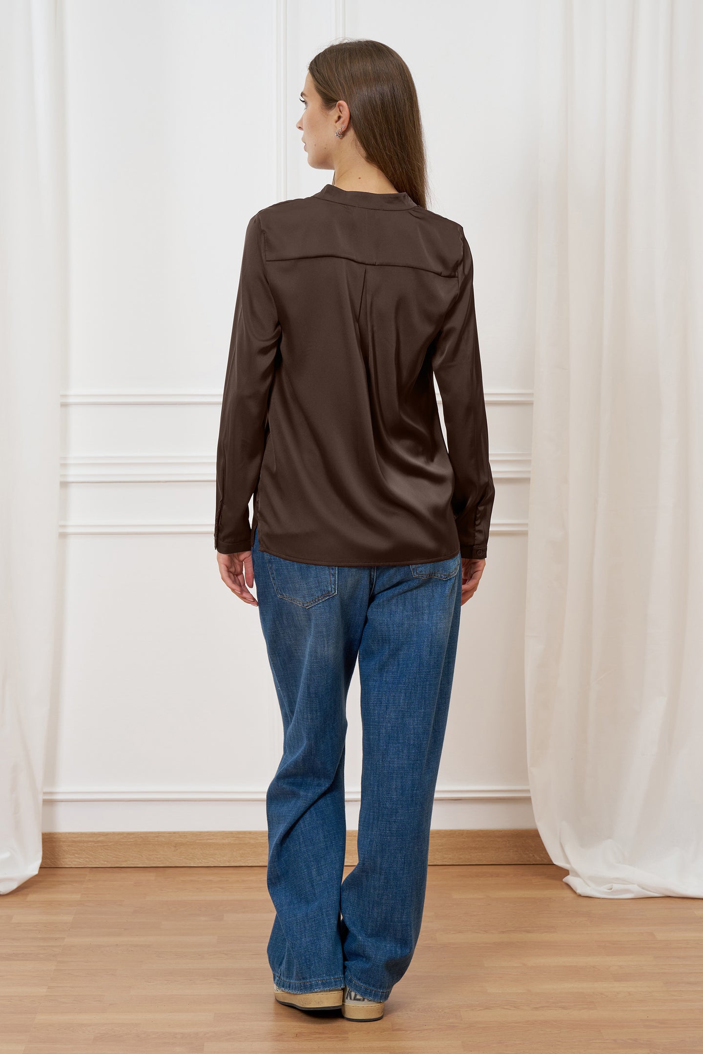 Blusa in raso con scollo serafino
