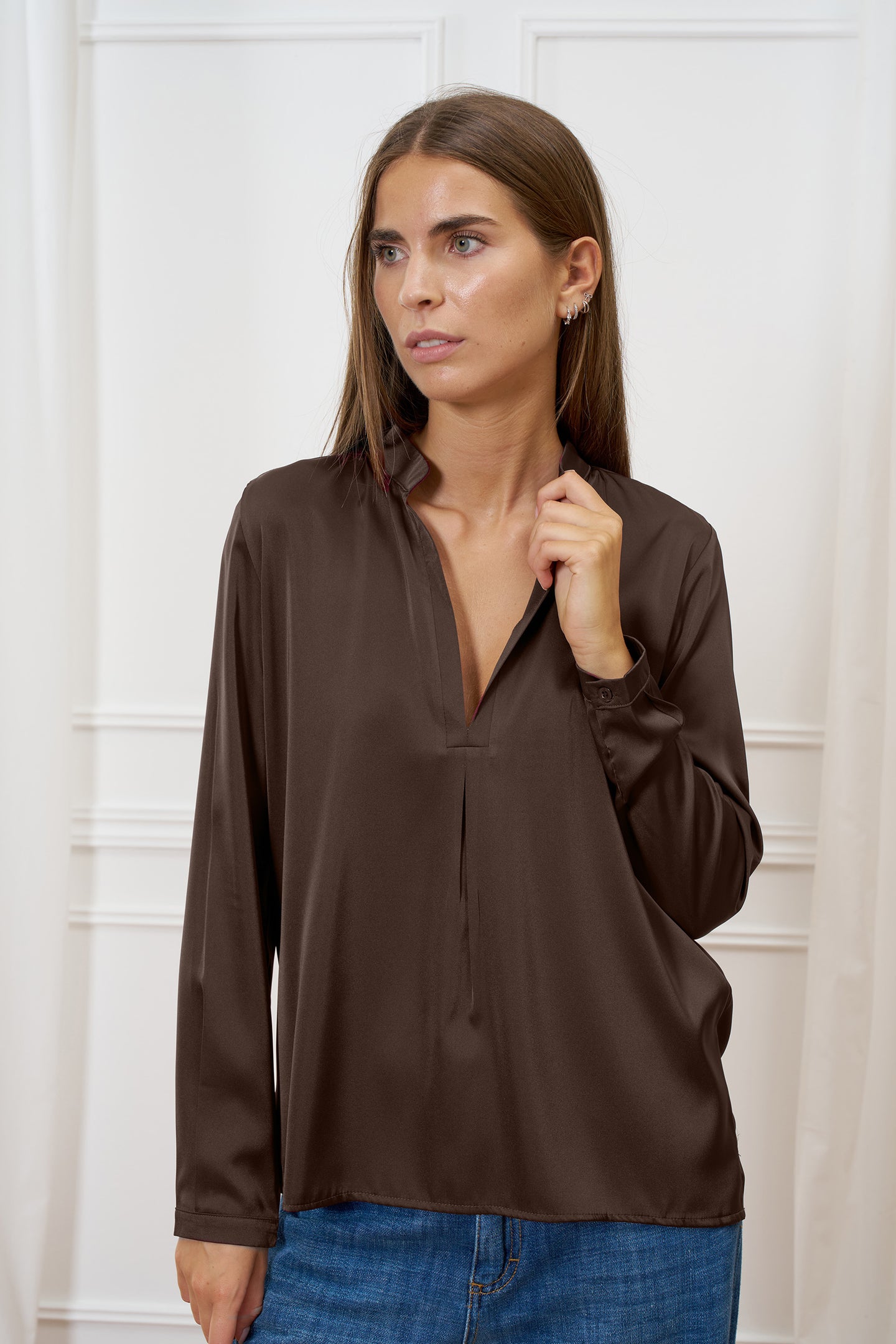 Blusa in raso con scollo serafino