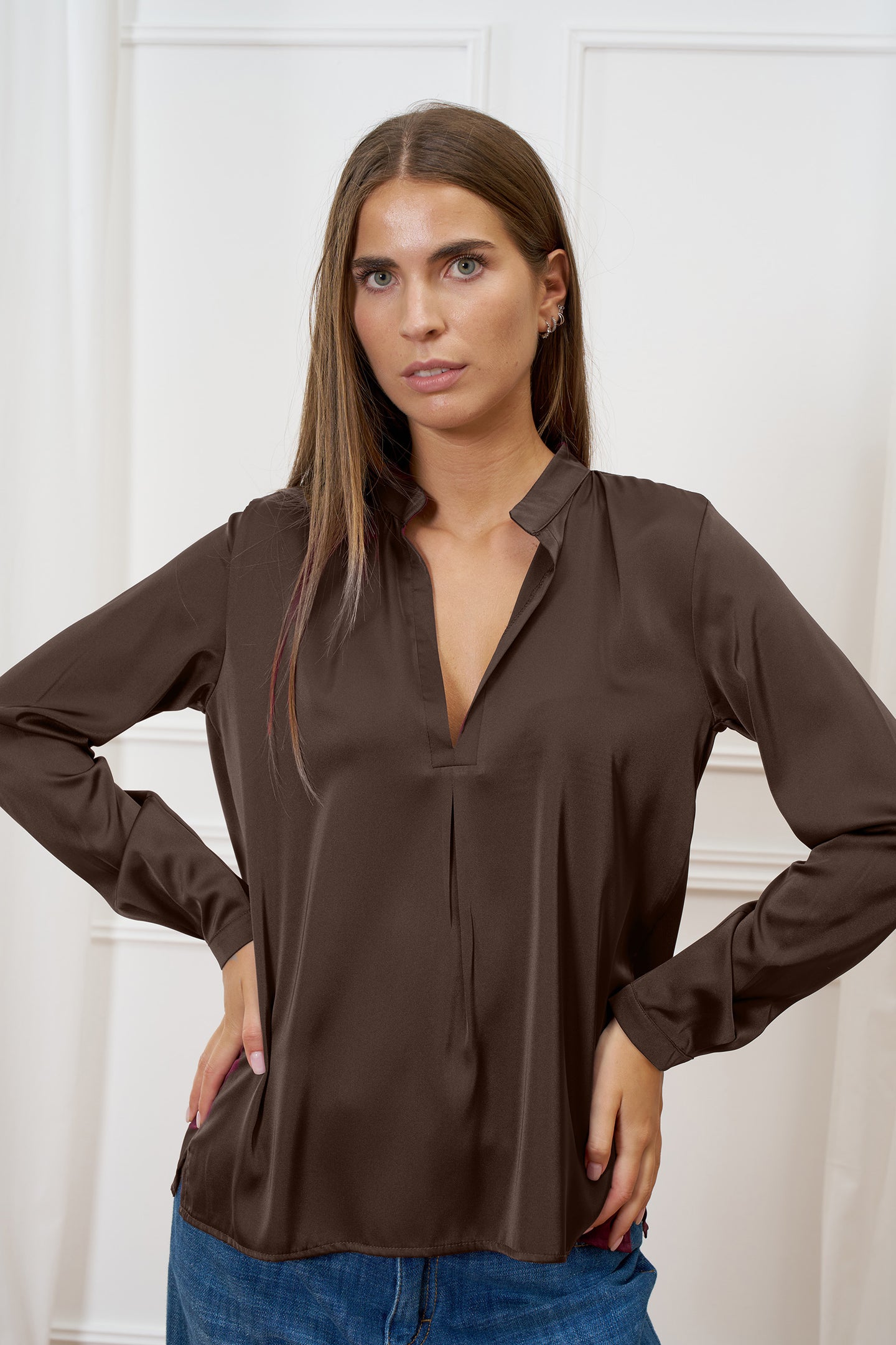 Blusa in raso con scollo serafino
